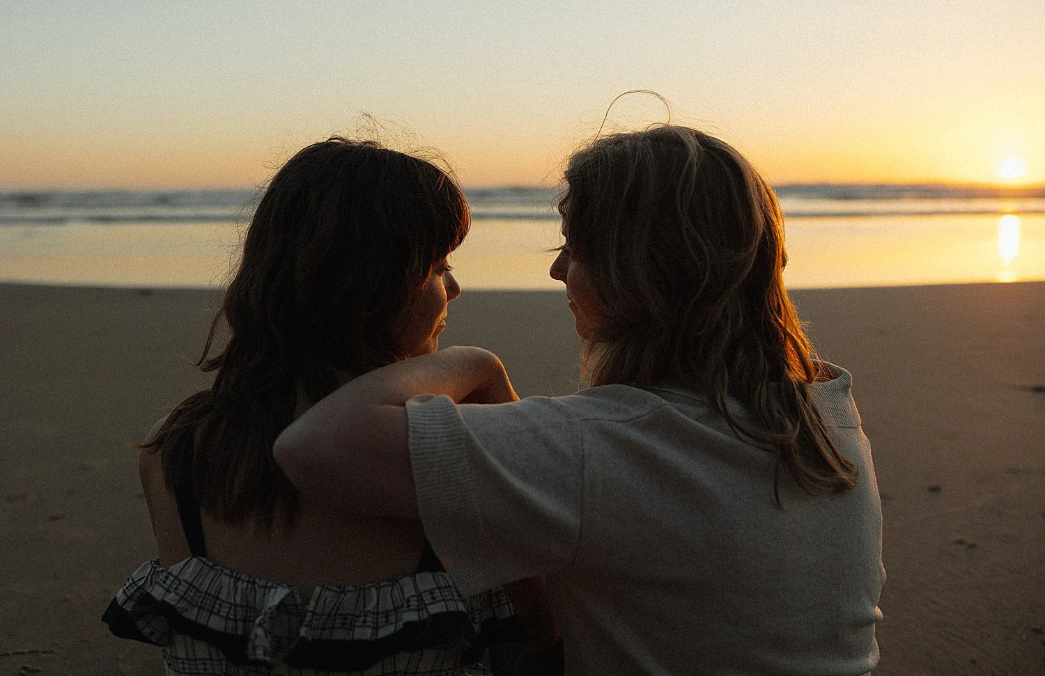 hug-point-engagement-session-waterfall-oregon-coast_0030.jpg