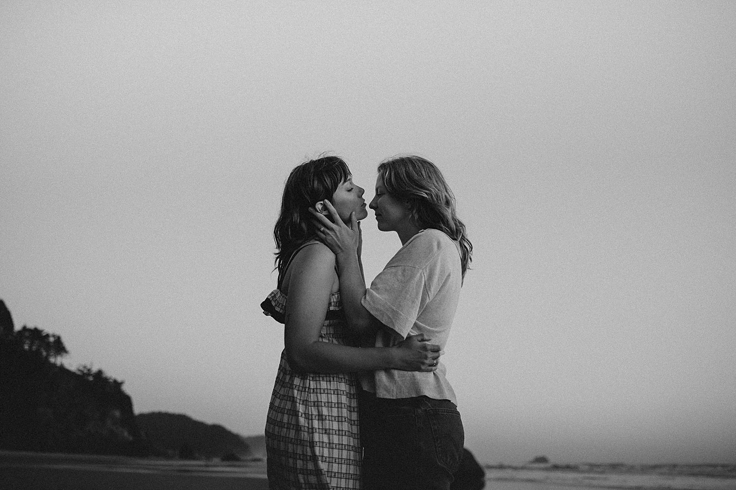 hug-point-engagement-session-waterfall-oregon-coast_0032.jpg
