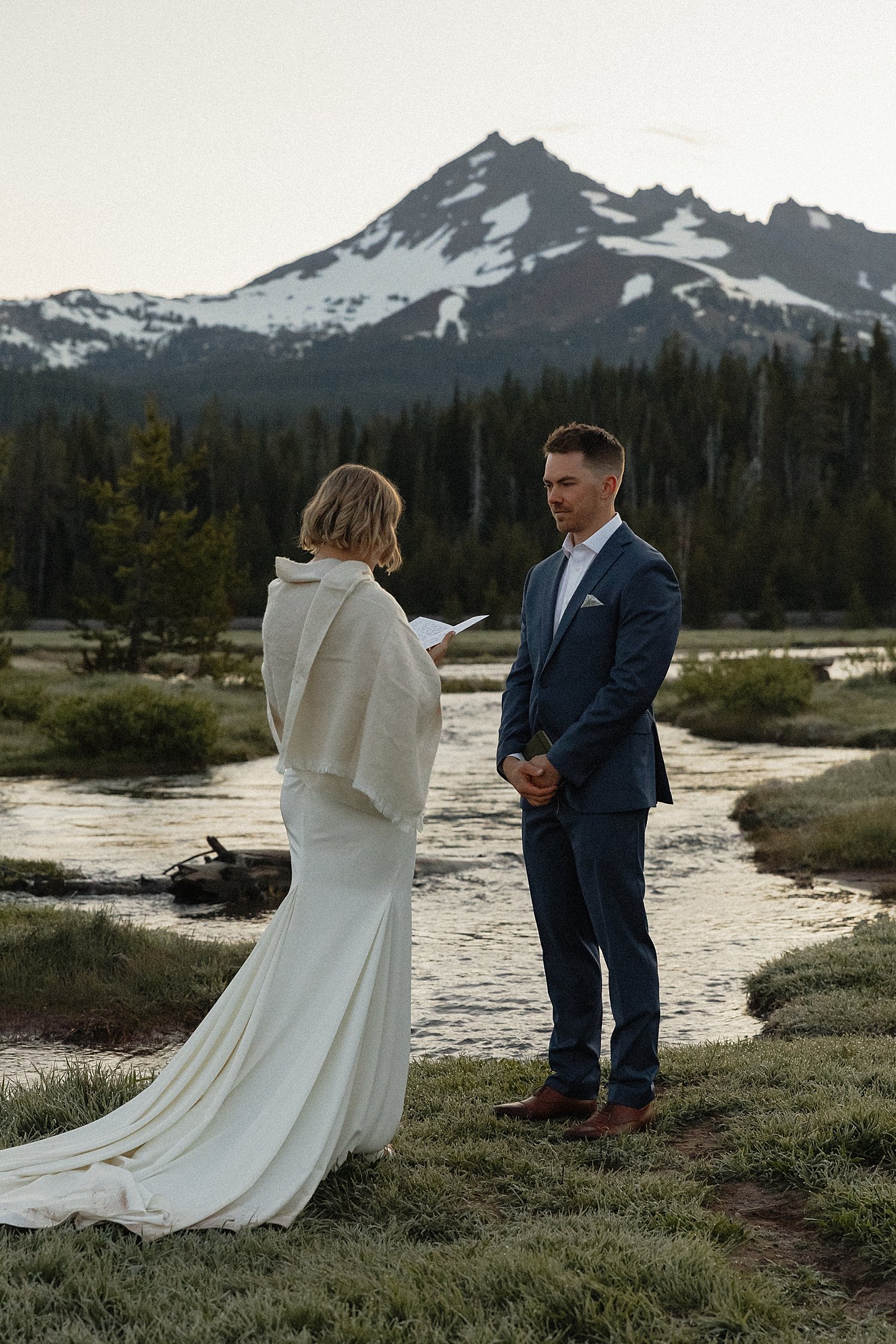 central-oregon-sparks-lake-elopement_0009.jpg