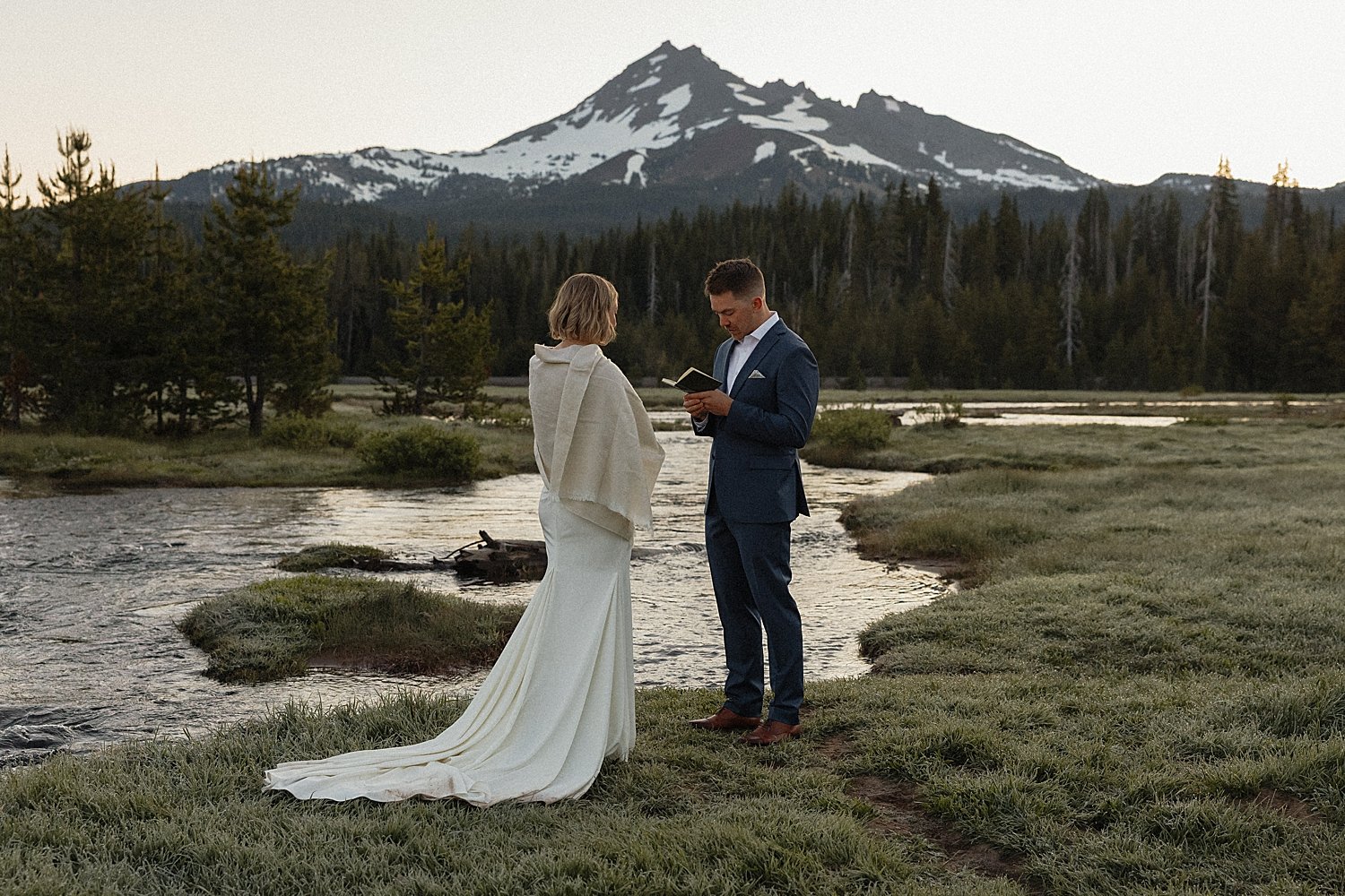 central-oregon-sparks-lake-elopement_0012.jpg