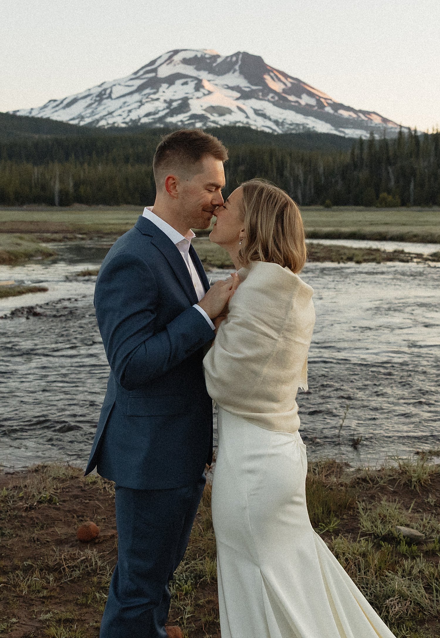 central-oregon-sparks-lake-elopement_0018.jpg