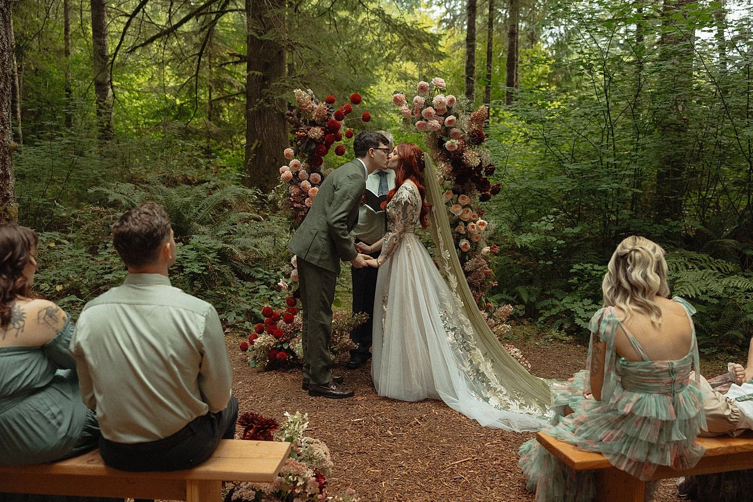 mt-hood-intimate-woodsy-woodlands-house-wedding_0014.jpg