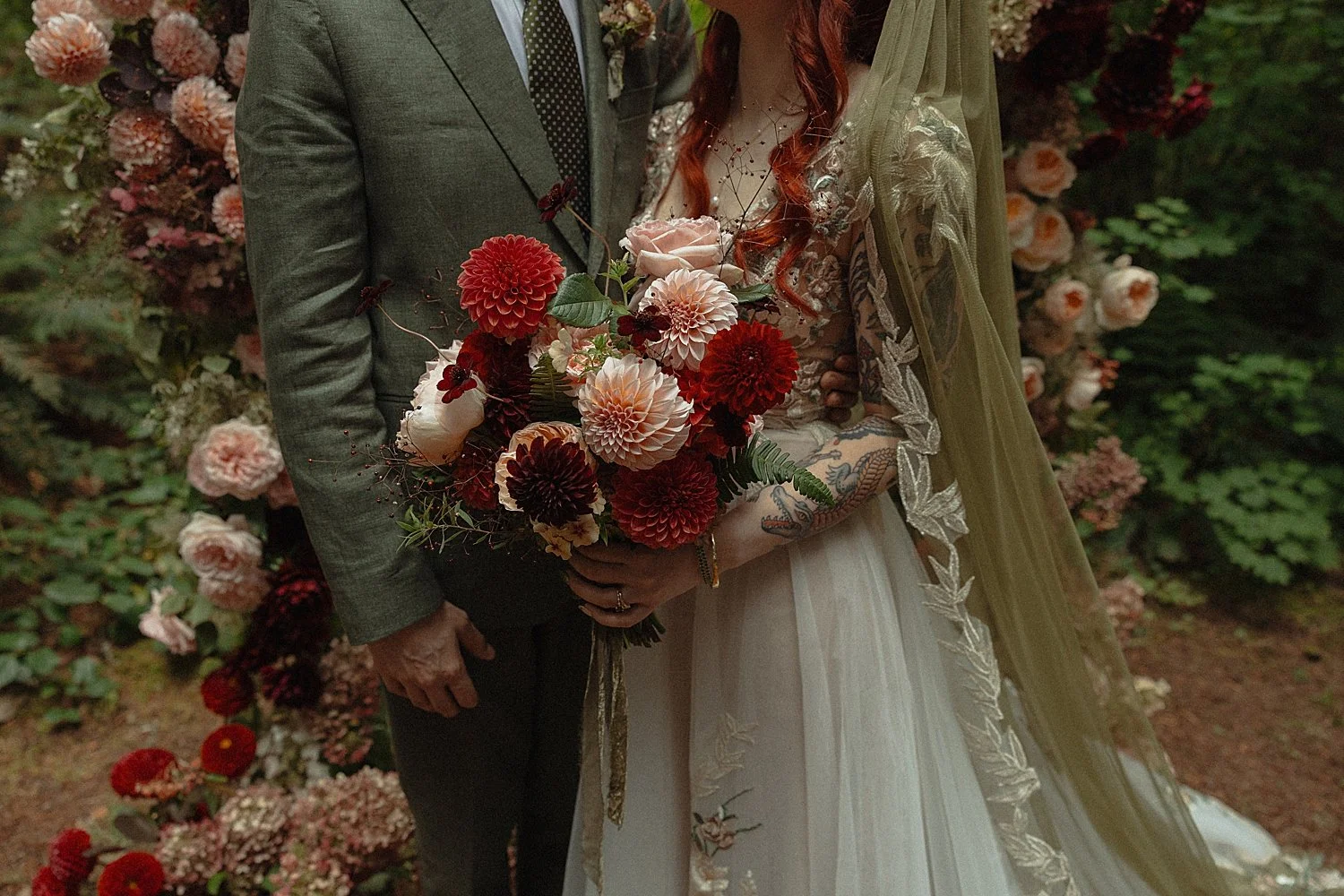 mt-hood-intimate-woodsy-woodlands-house-wedding_0016.jpg