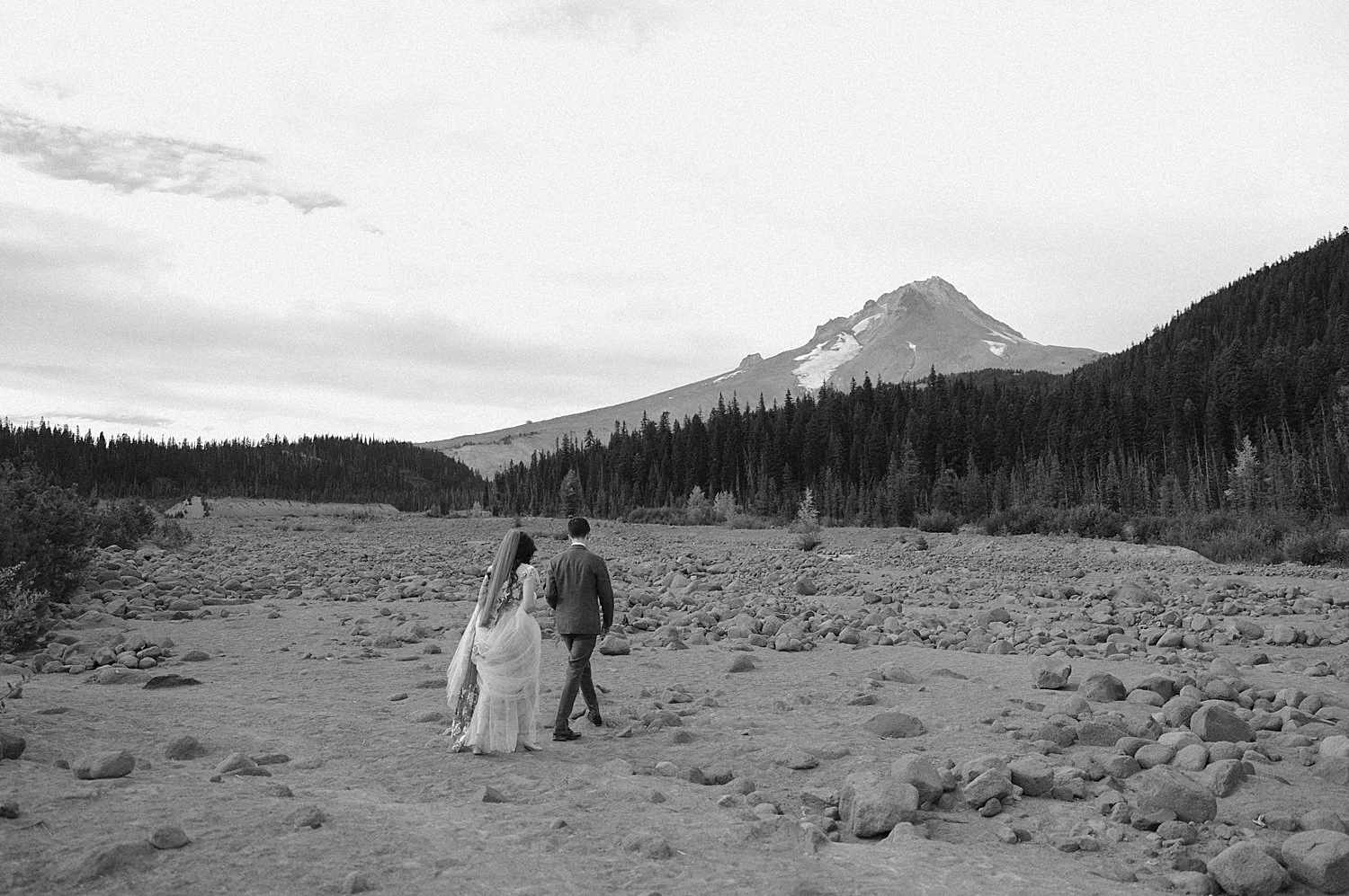 mt-hood-intimate-woodsy-woodlands-house-wedding_0020.jpg