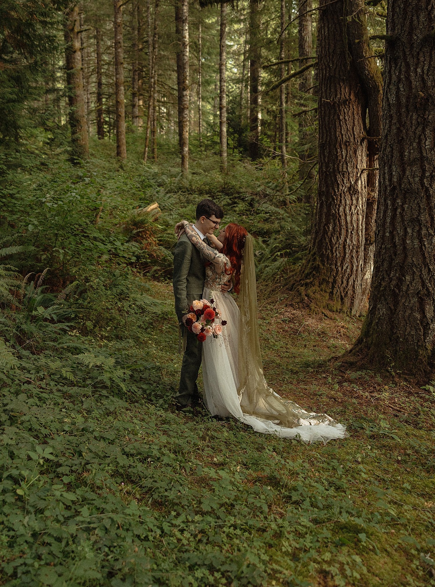 mt-hood-intimate-woodsy-woodlands-house-wedding_0019.jpg