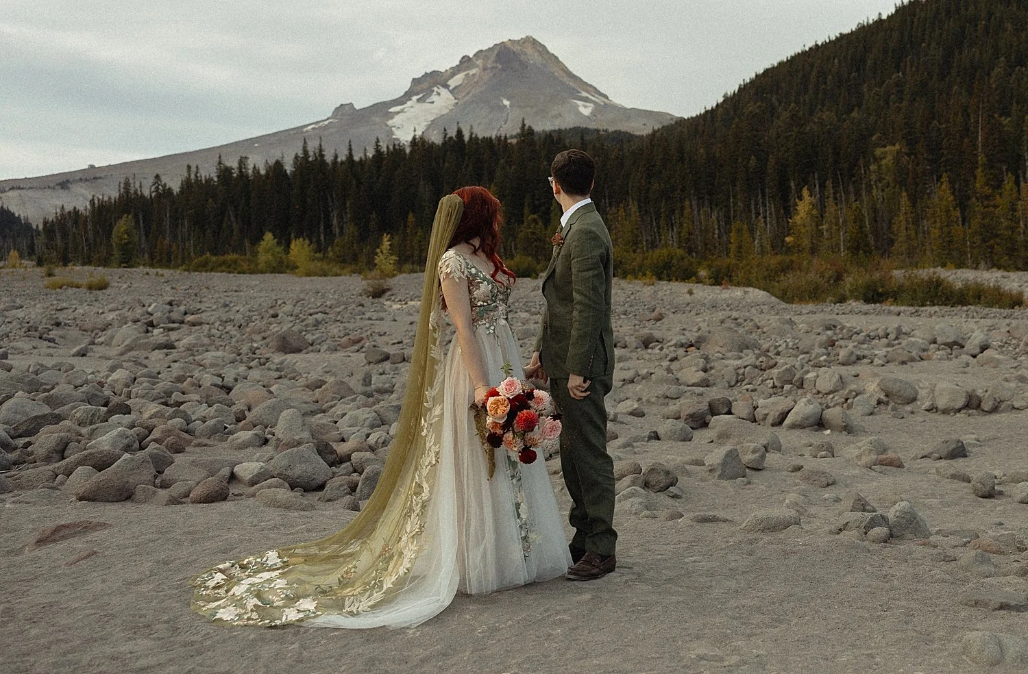 mt-hood-intimate-woodsy-woodlands-house-wedding_0021.jpg
