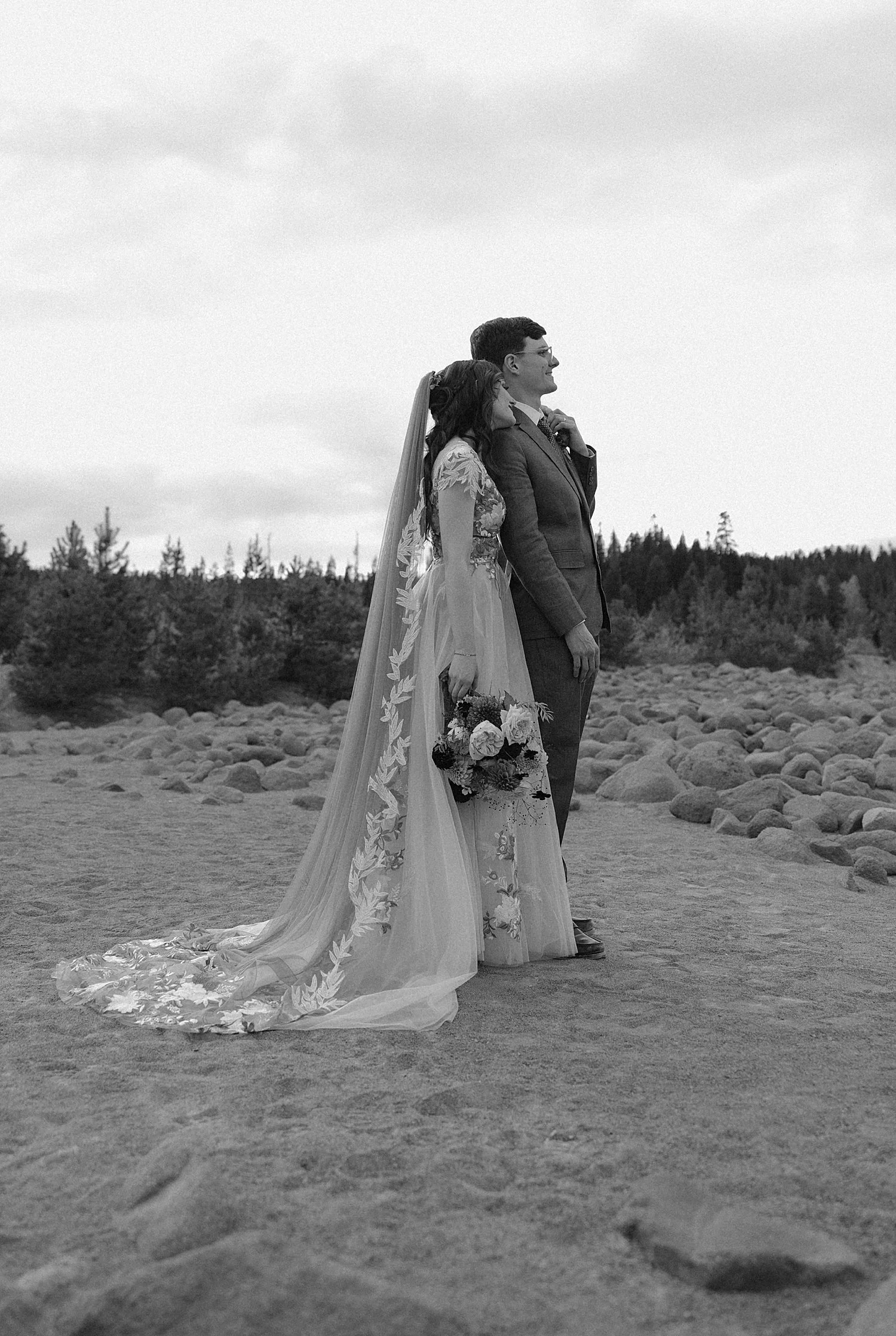 mt-hood-intimate-woodsy-woodlands-house-wedding_0022.jpg