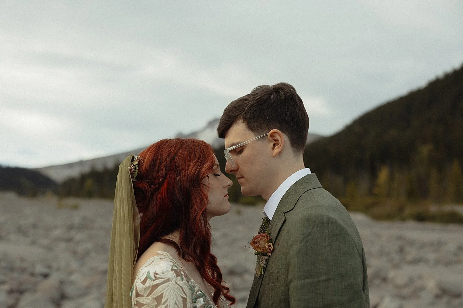 mt-hood-intimate-woodsy-woodlands-house-wedding_0024.jpg