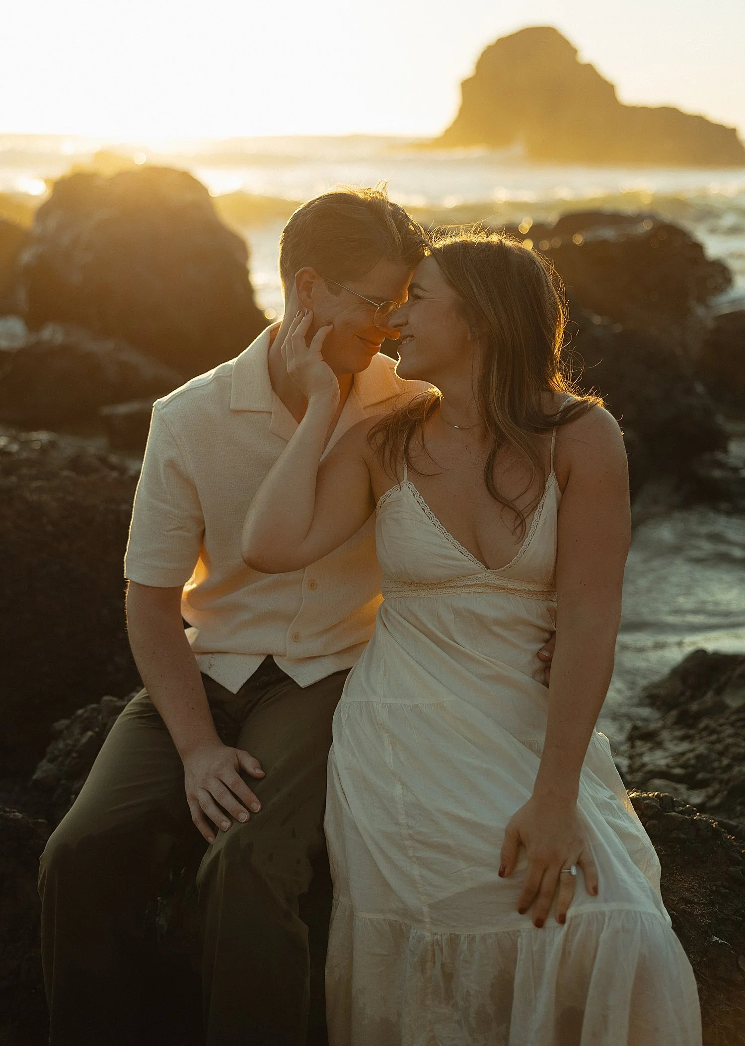 cannon-beach-engagement-photos-golden-hour_0030.jpg