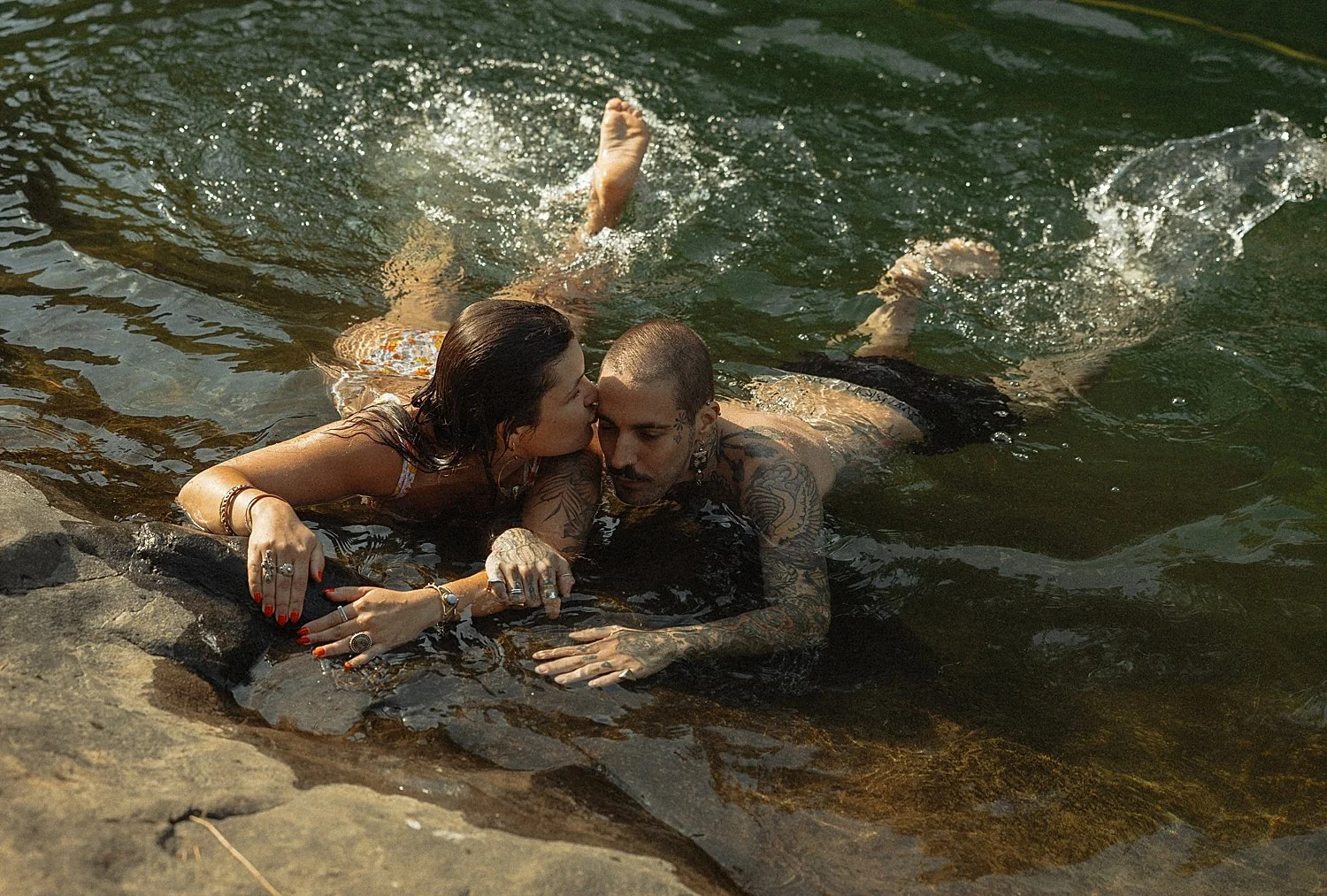 couples-swim-photo-session-river-summer_0008.jpg