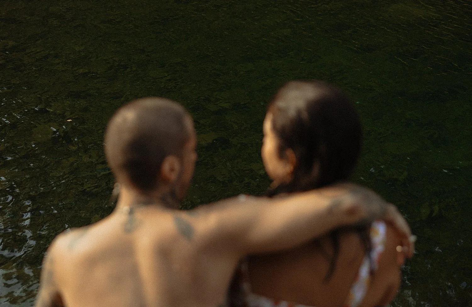 couples-swim-photo-session-river-summer_0009.jpg