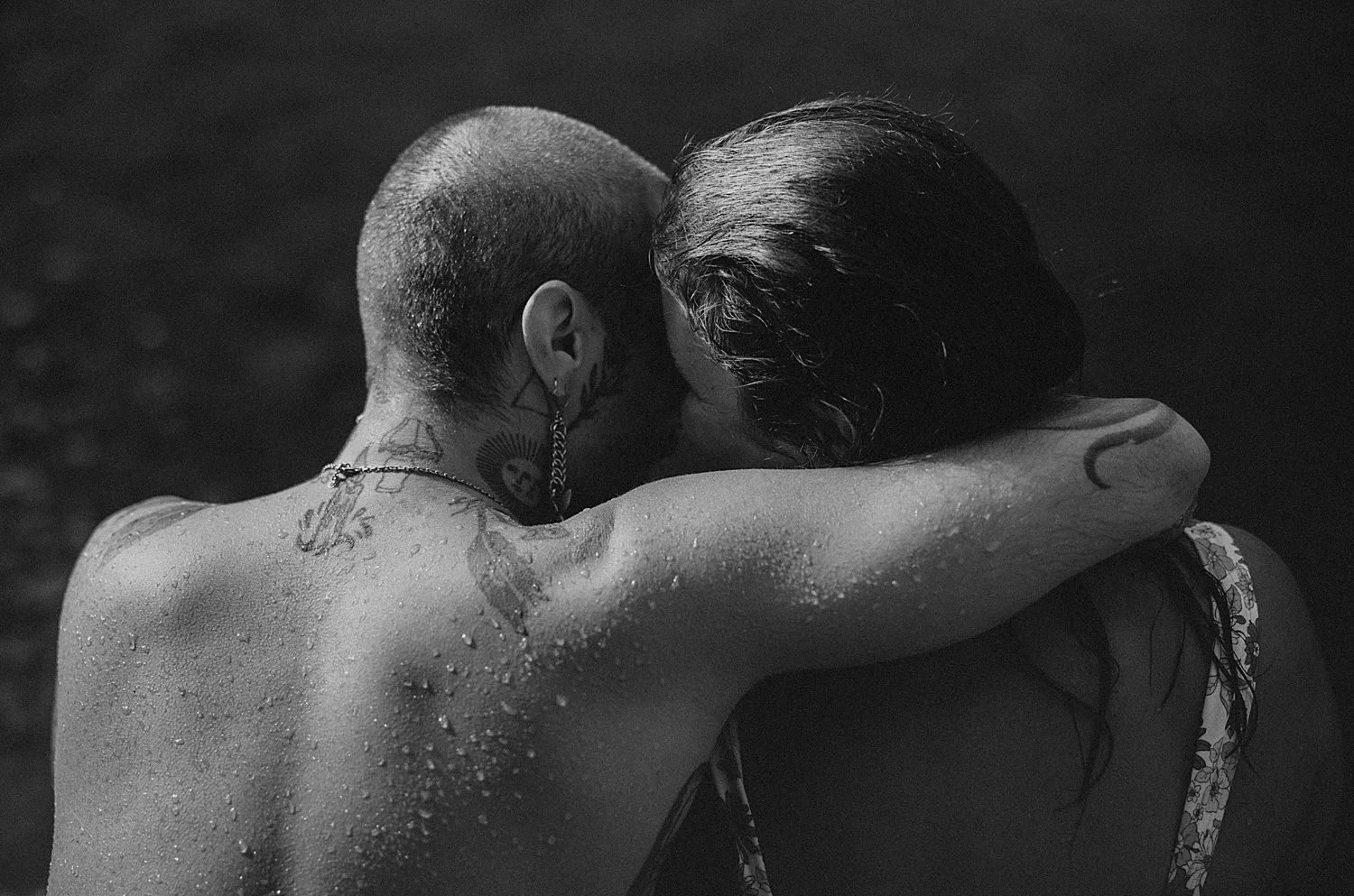couples-swim-photo-session-river-summer_0011.jpg