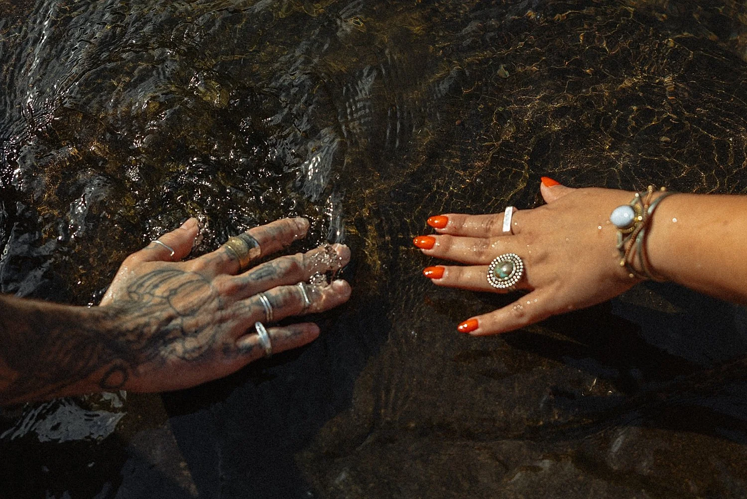 couples-swim-photo-session-river-summer_0014.jpg