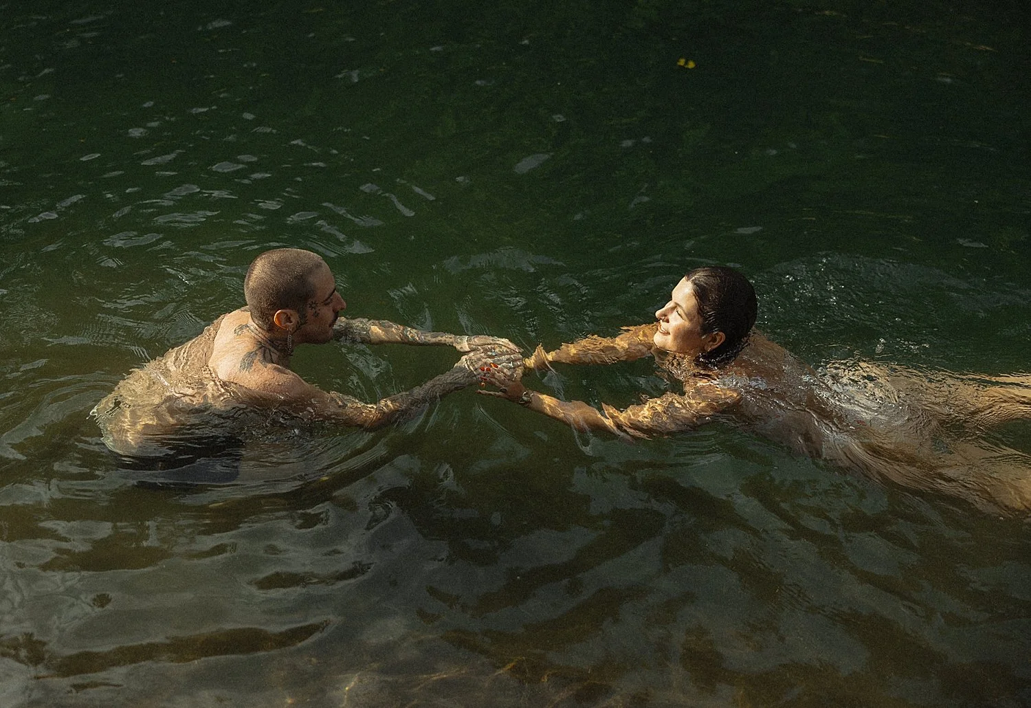 couples-swim-photo-session-river-summer_0020.jpg