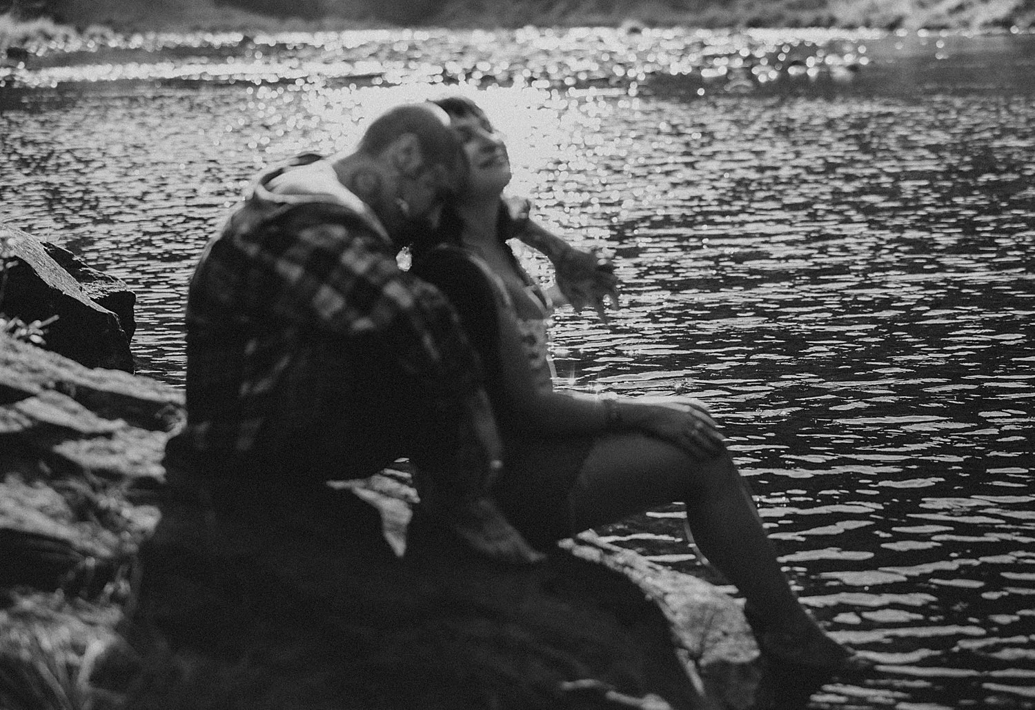 couples-swim-photo-session-river-summer_0023.jpg
