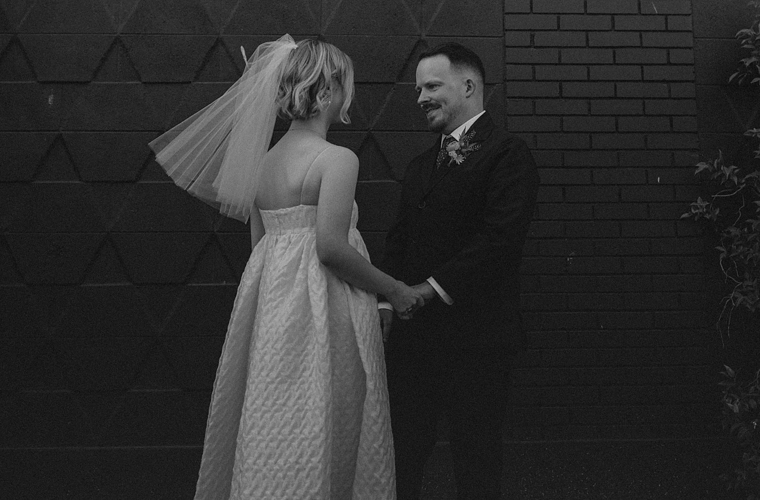 baker-building-modern-oregon-wedding_0013.jpg