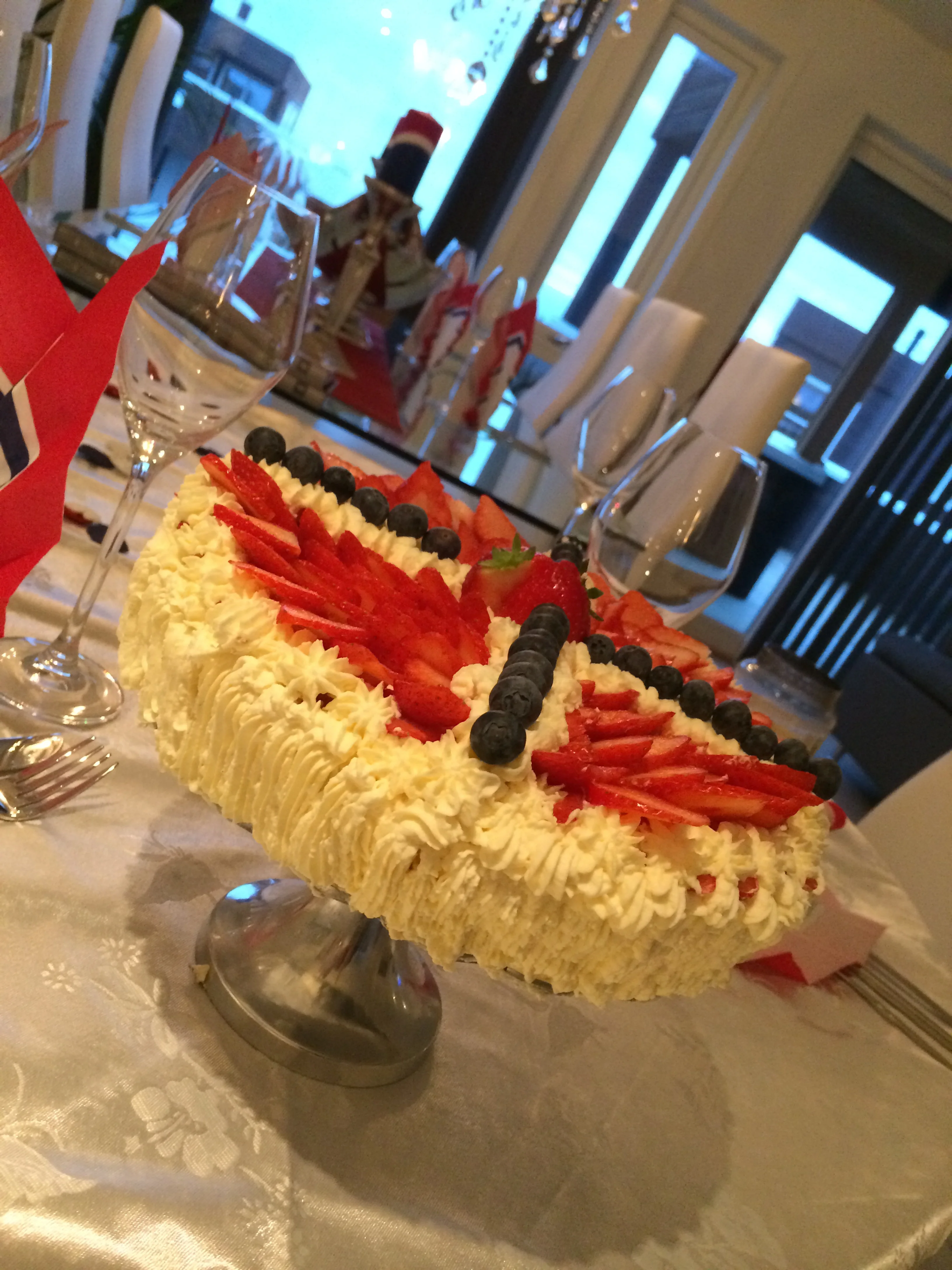 Sniktitt på den tradisjonelle 17 mai kaka;)