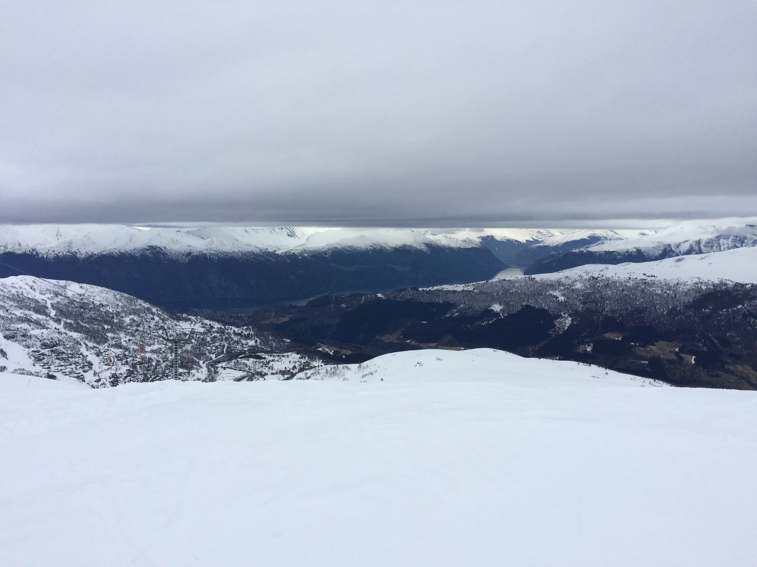 Legg merke til skylaget, det var skikkelig kult. Det var som om den eksosfylte skyen la seg helt vannrett, og bare toppene på fjellene stakk oppi.