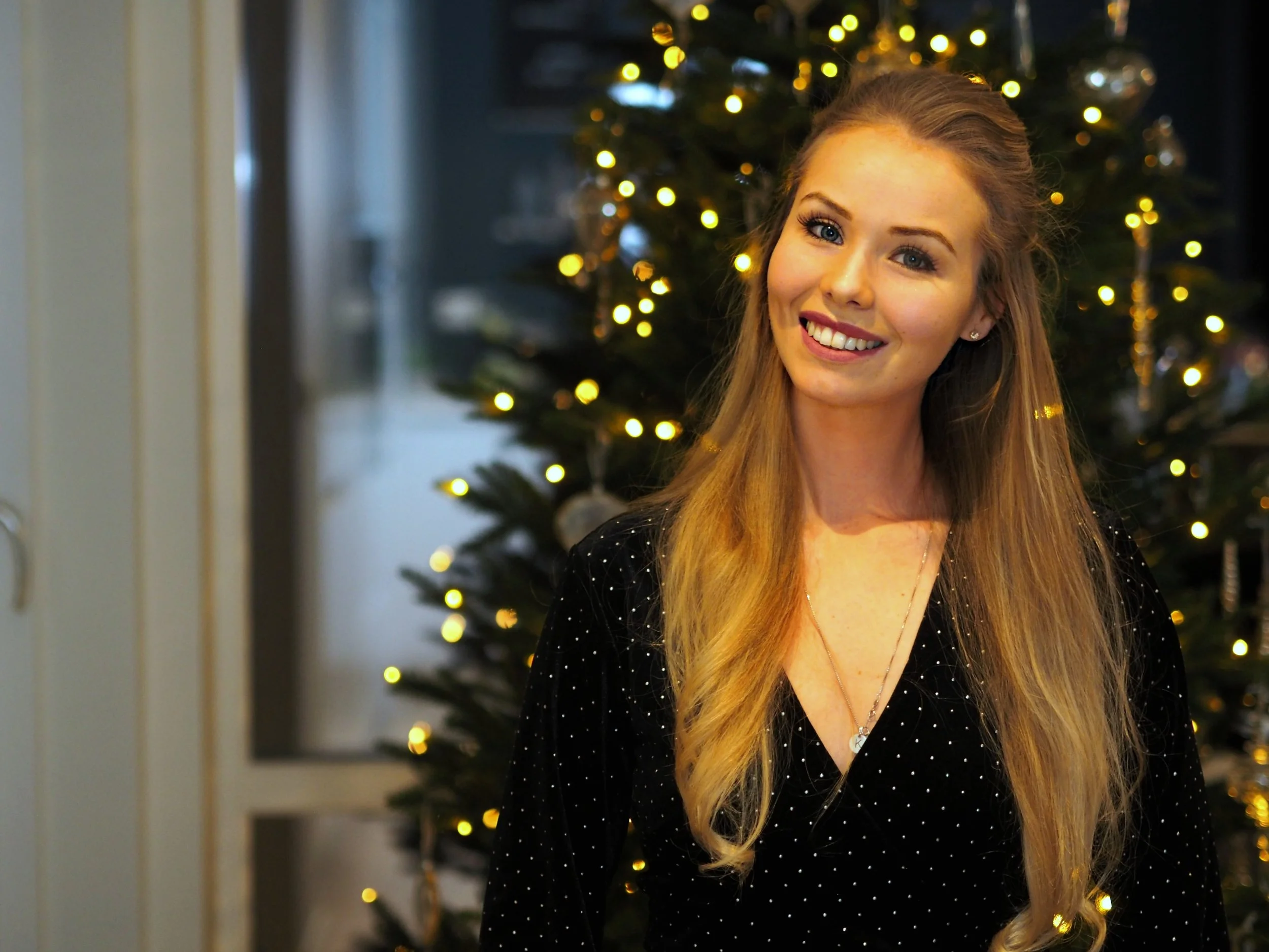 Nyttårskjole, svart velur med glitter.Nyttårskjole, svart velur med glitter.