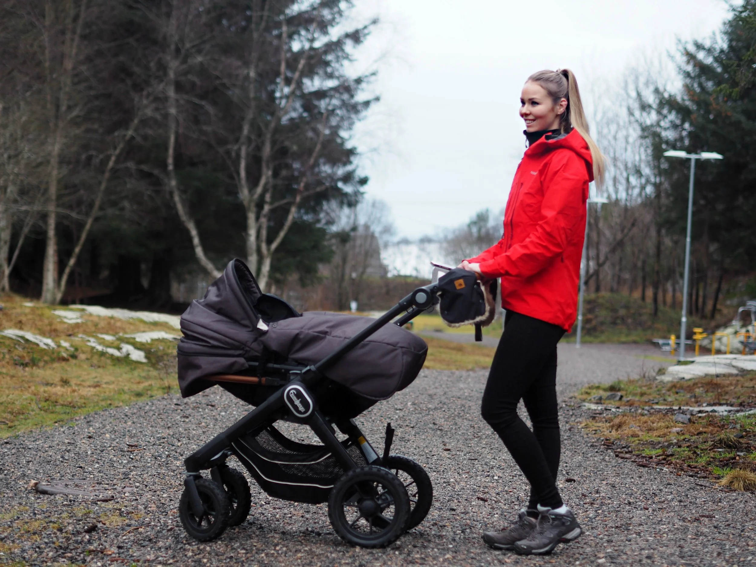 Trening som nyttårsforsett. Tren for å føl deg vel. Bruk trening som stressavlastning. Jakke dame Norrøna Trollveggen. Emmaljunga NXT 90 Timber