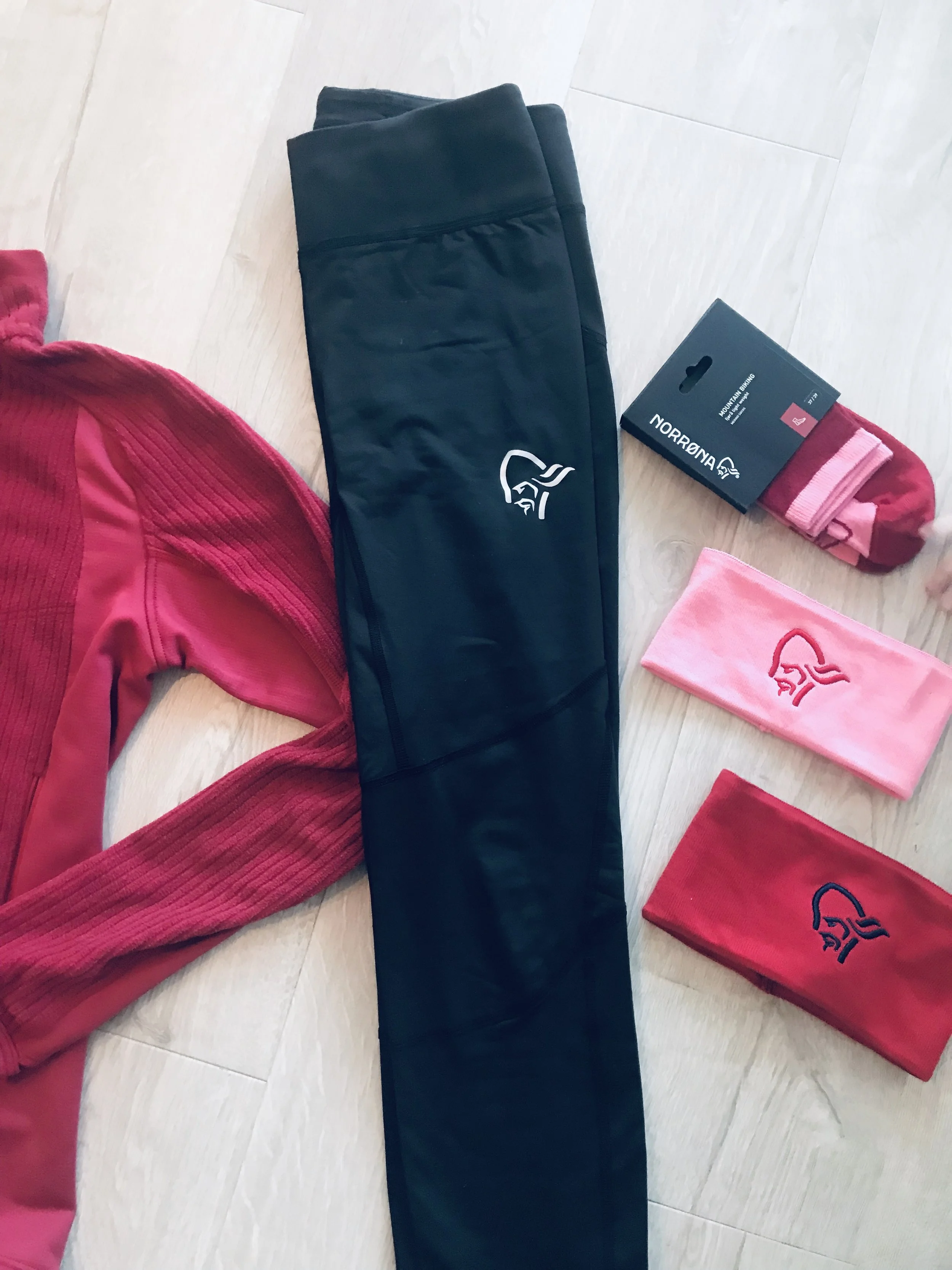 norrøna fleecejakke, tights, sokker og hodebånd