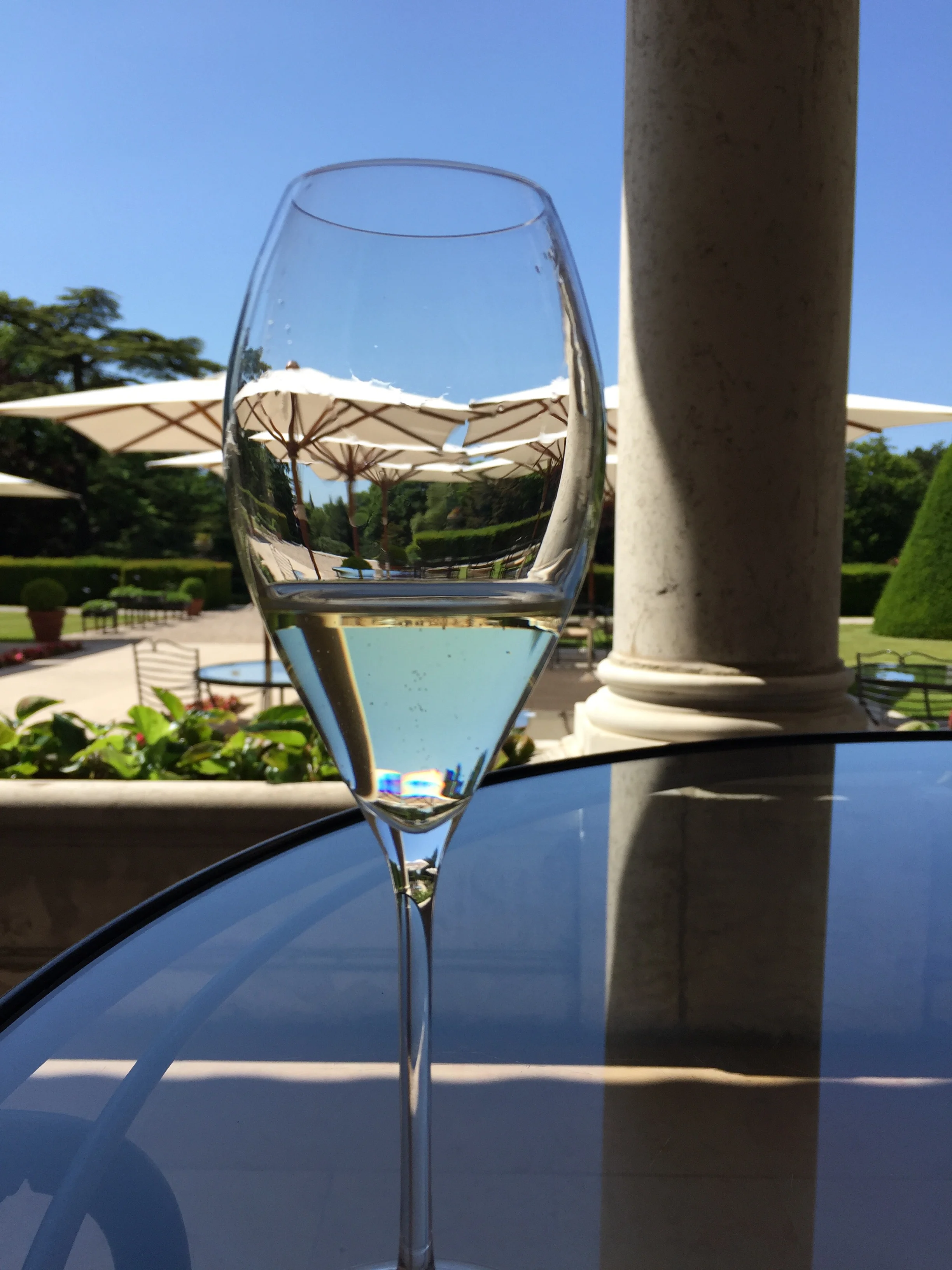 A glass of Mumm de Cramant at Le Jardin bar at Les Crayères