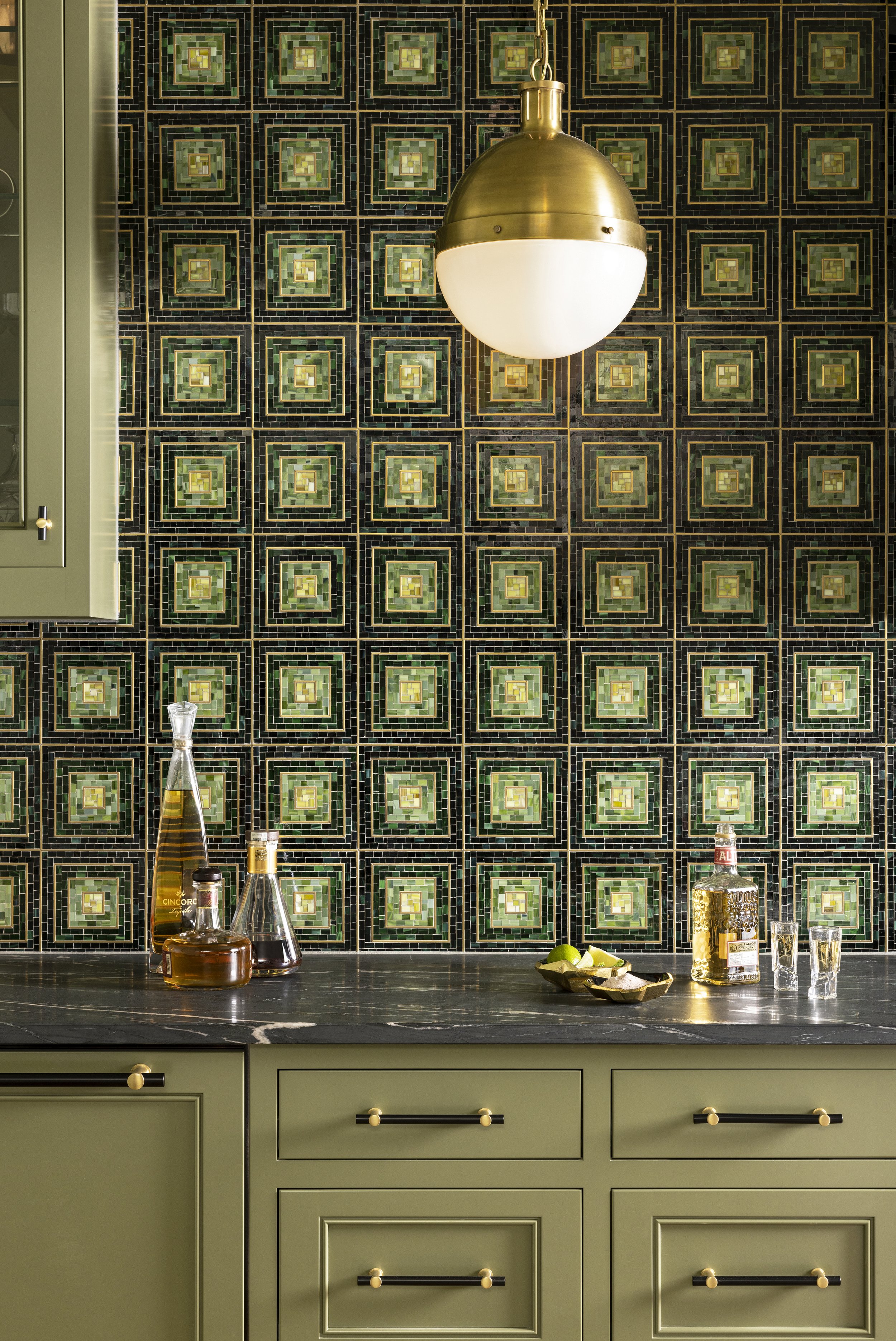 Hip_2B_Square_Green_Bar_Butlers_Pantry_GJGH2BSGRN_Birmingham_Residence_2022_websize.jpg