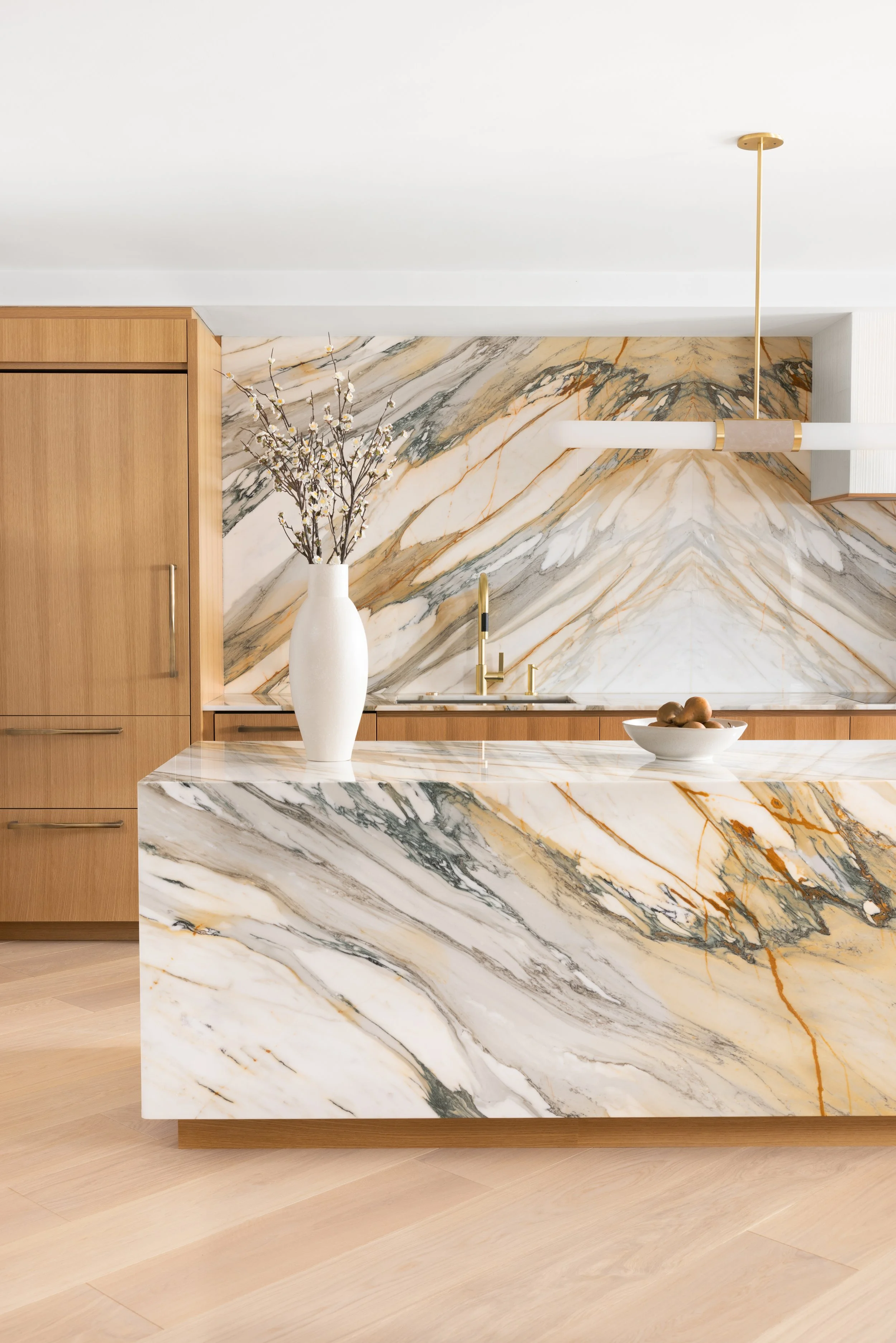 Calacatta_Macchia_Vecchia_SLCMVP2_Rachel_Schwartz_Design_Residence_Kitchen_02 copy.jpg