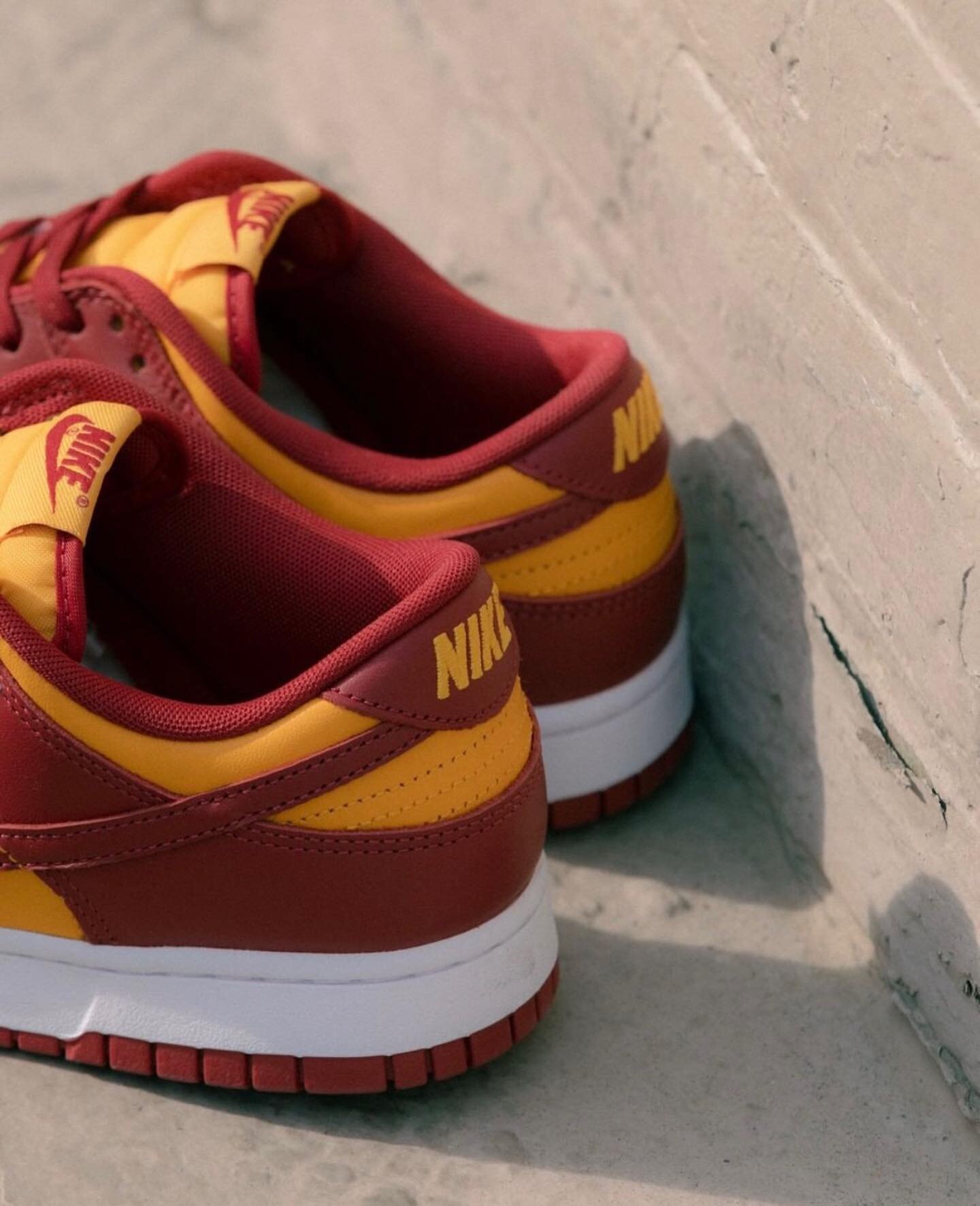 With #marchmadness around the corner, Nike give the Dunk Low Retro the USC treatment with the its latest &ldquo;Midas Gold&rdquo; edit. Raffles are live at select stores nationwide with a retail price of $100.
📸: @packer 

⁣
.⁣
.⁣
.⁣
.⁣
.⁣
#sneakerp