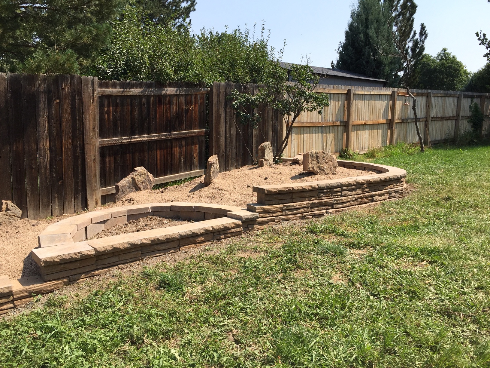 Retaining wall with cut cap