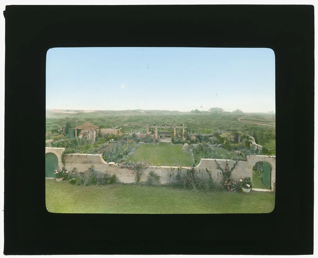 Photograph by Frances Benjamin Johnston of Grey Gardens, Robert Cramer Hill house, East Hampton, NY. View from house. ca1914. Library of Congress. ppmsca 16217 http://hdl.loc.gov/loc.pnp/ppmsca.16217