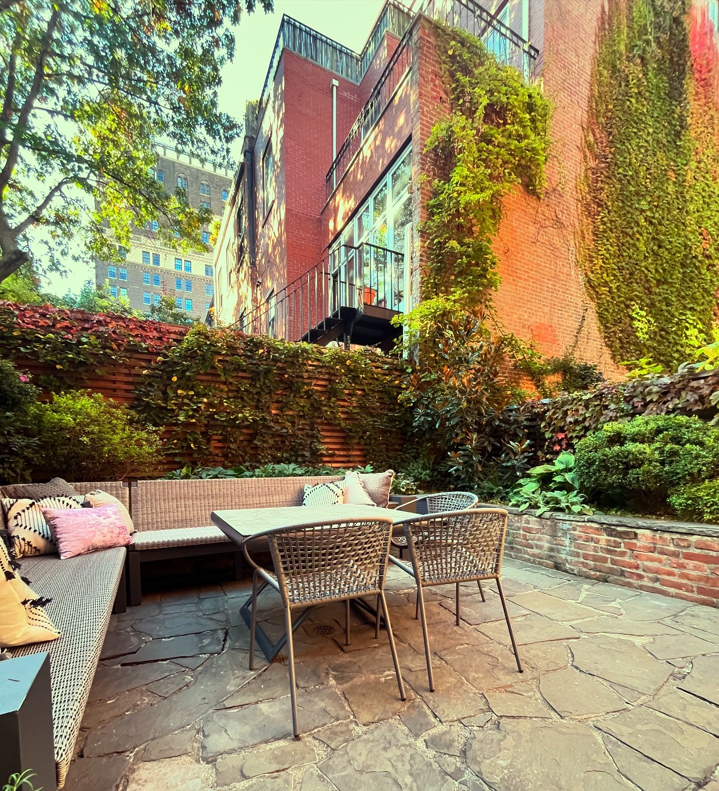 Autumn in Brooklyn Heights #backyard #nycgarden #brooklyngarden 📸 @paulofreitas52