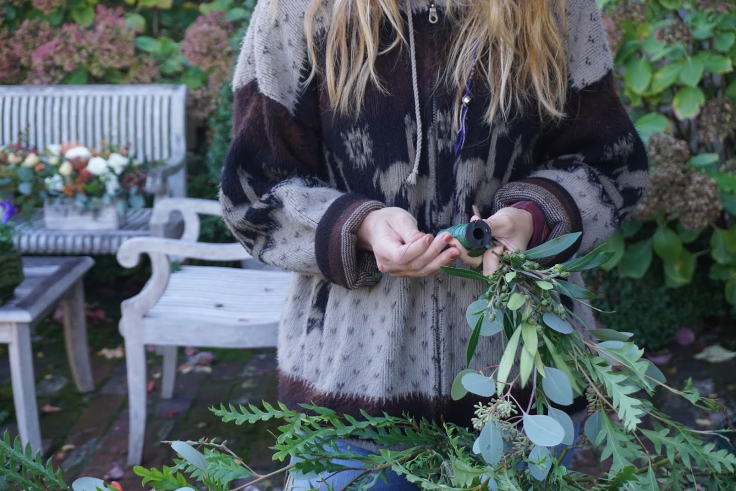 1-1 Workshop We have had years of experience learning the tricks of being a florist for bouquets, arch installations, garlands, floral chandeliers, flower crowns, you name it! Do you have any questions you'd like to answer through 1-1 workshop with us? Let's plan it!