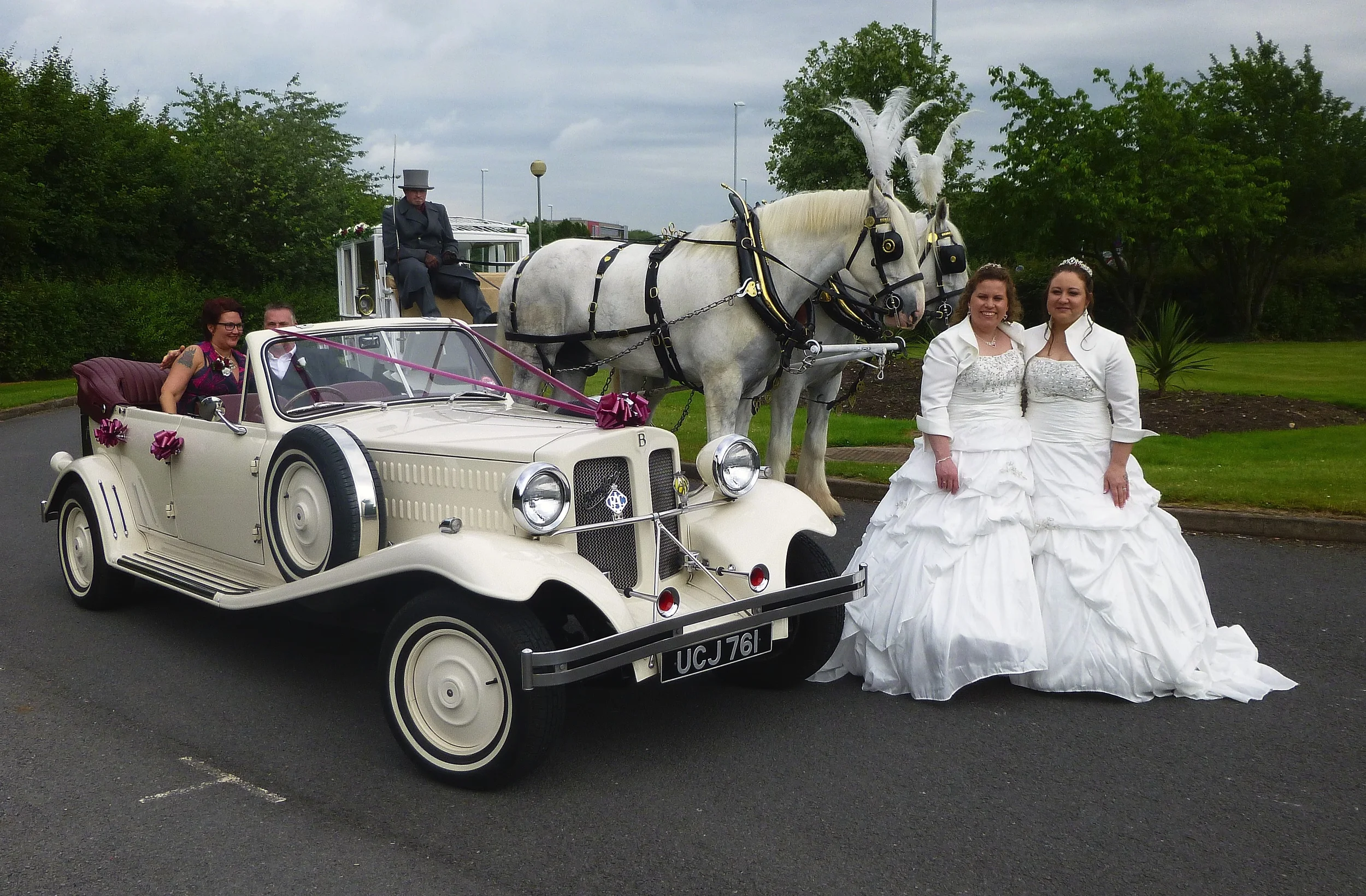 The splendidly turned out horses and carriage made for an amazing spectacle. I didn't catch the business name but from Mansfield. I think our car fitted in quite well! Melissa & Emma certainly enjoyed a wonderful day.