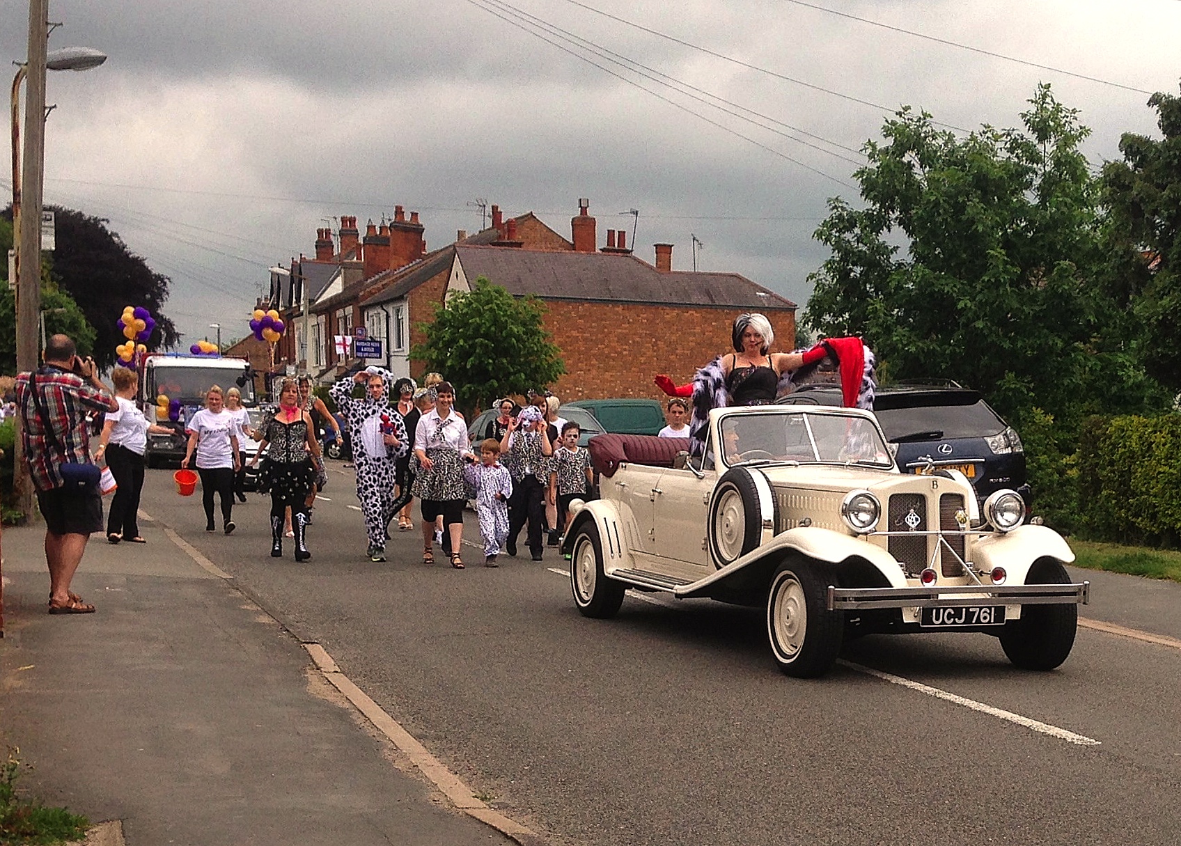 A very different use of the Beauford today. It was Burbage carnival and we were required to head up the procession with Cruella Deville and 101 Dalmations. Lynn stood in the back of the car for the whole 1 1/4hr journey whilst ably performing the part. It transpired she had travelled in the car 12 years ago on her wedding day! Really tricky driving at walking pace. Lots of use of the clutch and freewheeling but we made it to the cheers of hundreds of villagers along the route.