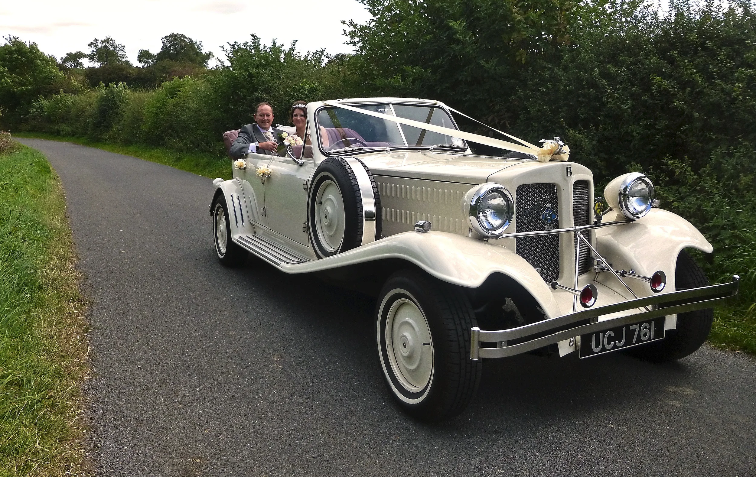 I couldn't resist stopping for a photo of the Beauford and the happy couple on the peaceful drive down Withybrook Lane, Shilton. With Danielle and Edward"s permission of course! A great couple on a lovely day.