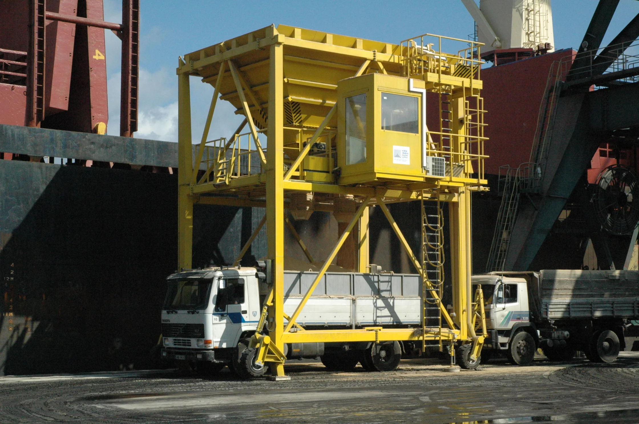 Bulk Materials DIscharge Hopper DOCKSOLID Bulk Port Equipment