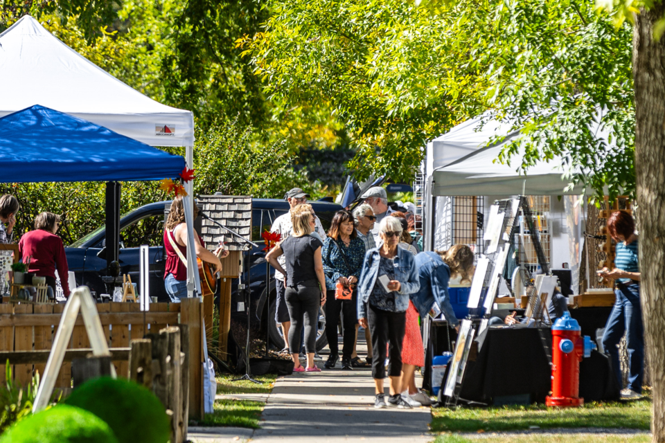 Patrons browse vendor stalls during the Elma Street Art Walk on Sept. 9, 2023.Brent Calver/file photo from the Western Wheel