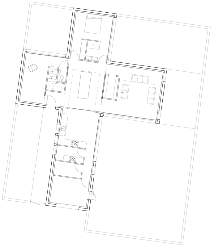 Plan Rez-de-chaussée Incruster un palais dans l’impasse pavillonnaire. La Maison Plus est issue d’une division parcellaire, au fond d’un lotissement des années 70, fait de pavillons aux façades soignées, aux allées immaculées et au square impeccablement tondu. Une parcelle carrée de 400 m2 pour une maison de 210 m2. Une salle à manger d’apparat, en double hauteur, distribue toutes les pièces. Autant lobby que pièce dédiée au repas, elle dévoile la dimension réelle de la maison et les perspectives qui la traversent. A l’étage, une galerie surplombe ce lobby et fait face à une anamorphose trapézoïdale, axée sur la rue. Elle ré-interroge le paysage suburbain et le fait rentrer dans l’habitat. Cet unique dispositif est compensé par une banalité assumée du projet. Mur de brique recouvert d’un enduit blanc du littoral , menuiseries en aluminium anodisé, proportions des volumes et pentes de toits traditionnelles. Le toit et les gouttières sont du même aluminium, à l’obsession. Cette maison ne cherche pas l’expression d’un bon goût . Elle se contente d’exister au milieu de ses voisines, affirme une différence infime sans jamais les toiser. Elle est presque là. 