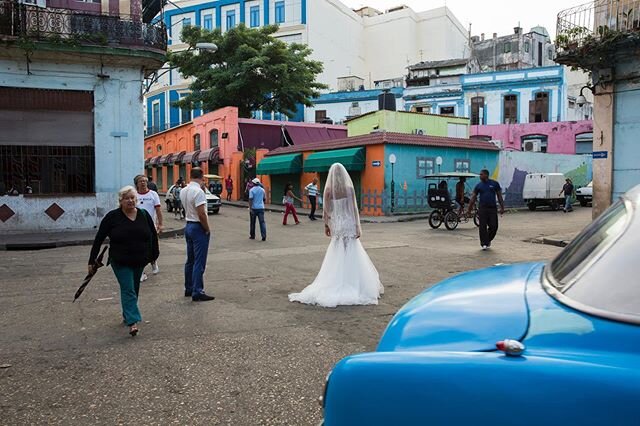Which legendary photographer influenced this early morning image of a Russian bride at a Havana street crossing?
&mdash;-
On June 9th, 10th and 11th I will be presenting live-streaming programs for @santafeworkshops. The theme of the presentations wi