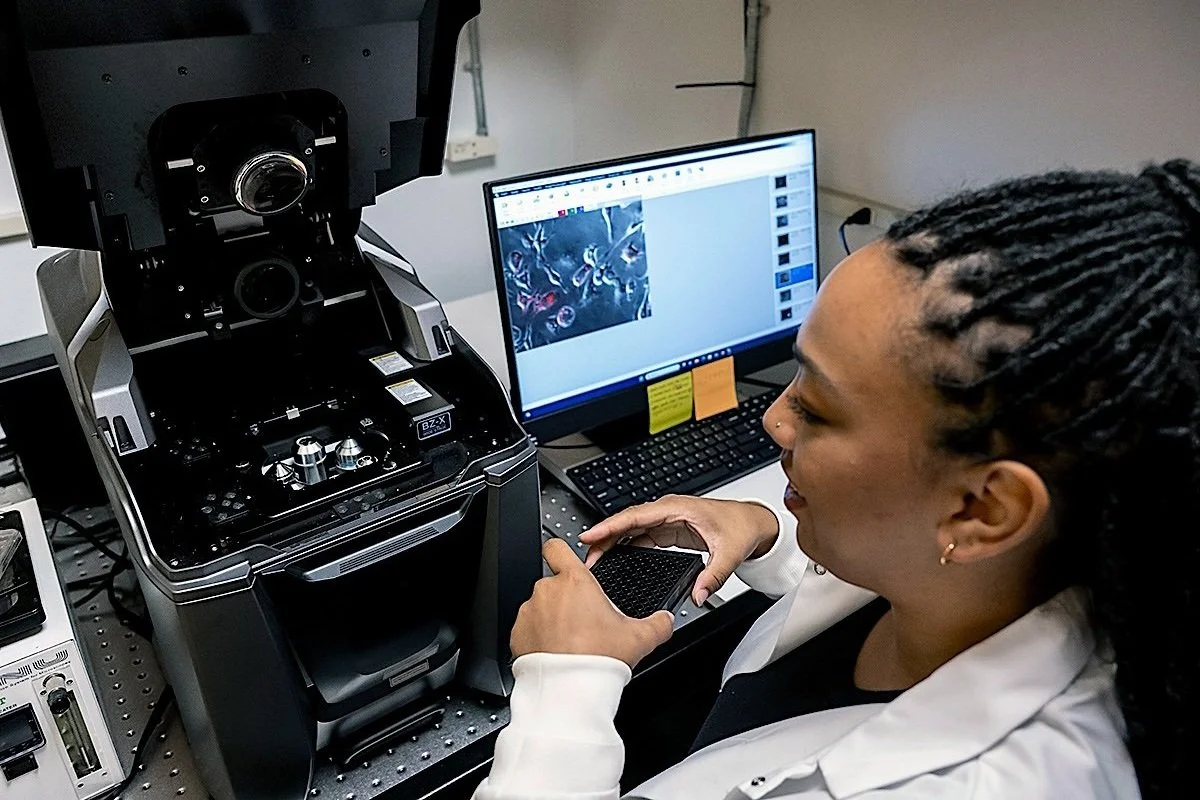 midpage-ling-lab-woman-loading-sample.jpg