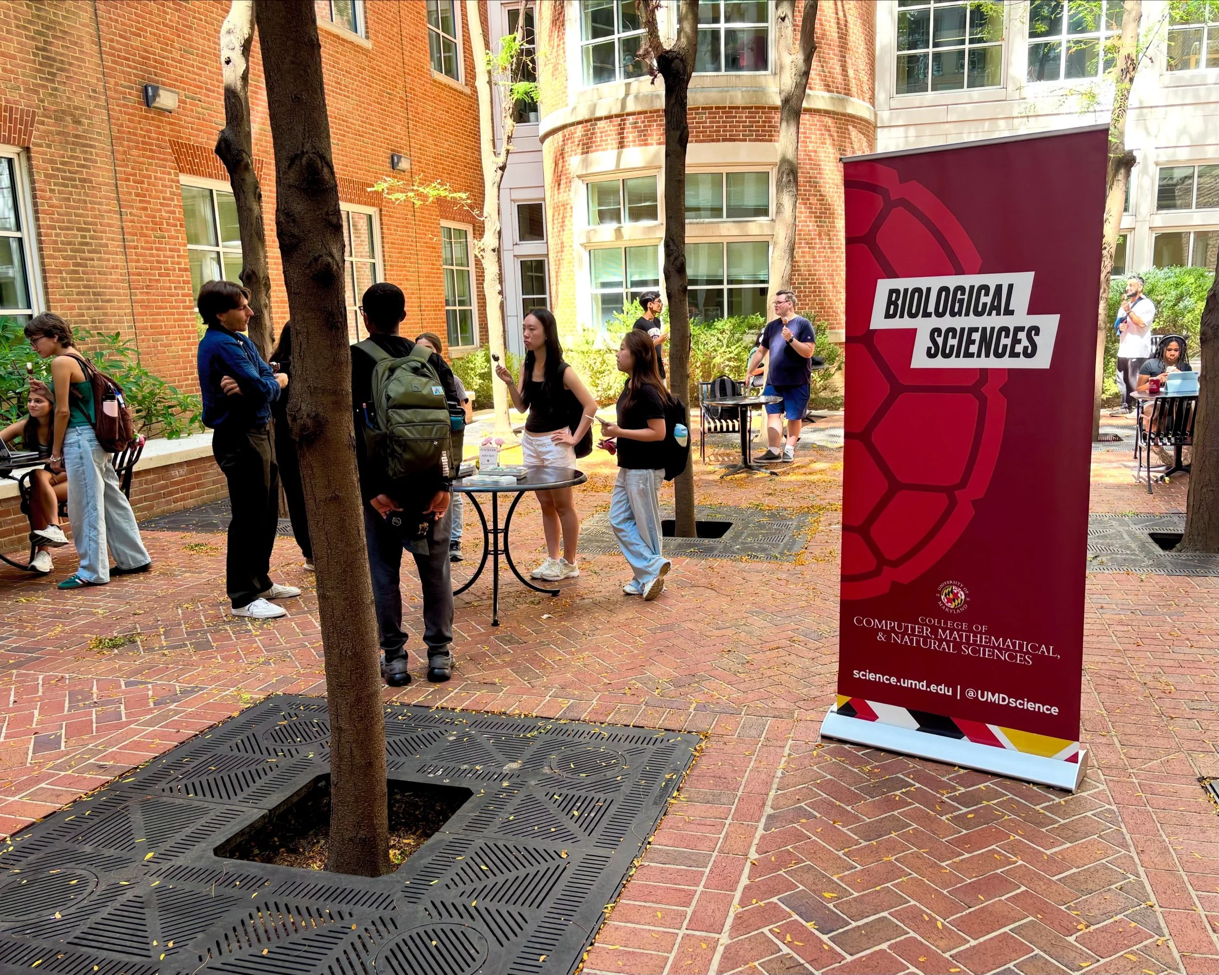 Today, @bsciumd students kicked off the semester at 𝐹𝑎𝑙𝑙 𝑊𝑒𝑙𝑐𝑜𝑚𝑒 where they enjoyed frozen treats, picked up exclusive Biological Sciences stickers, and snapped pictures with friends.

Stay tuned for upcoming events by the Biological Scien