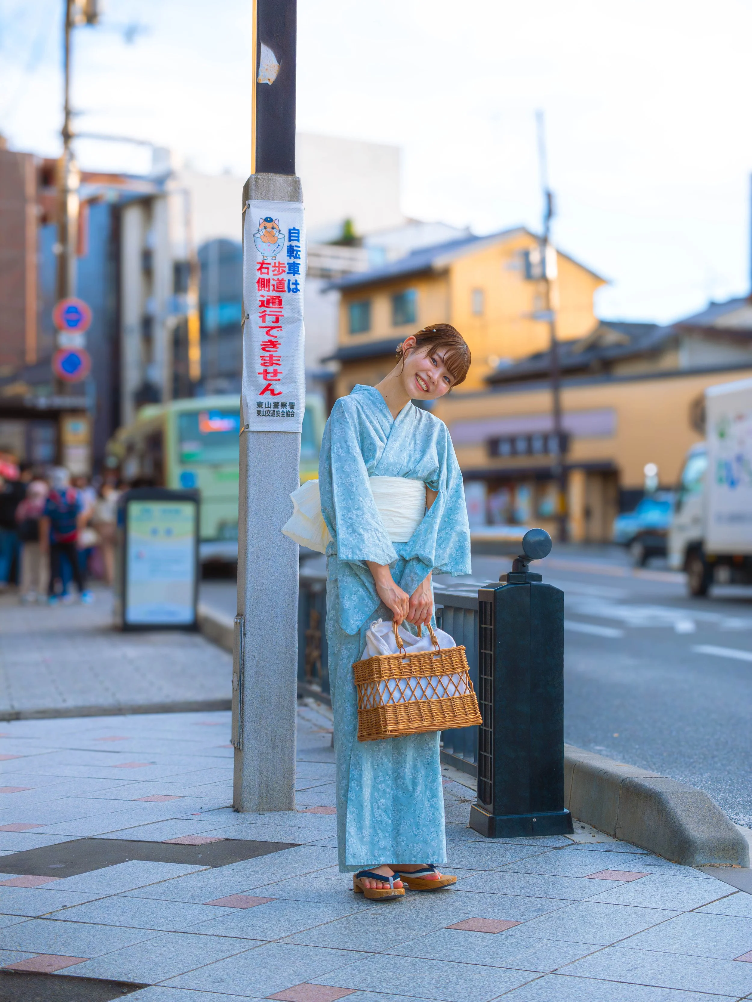 JAPAN-GIRLS ON KIMONO.jpg