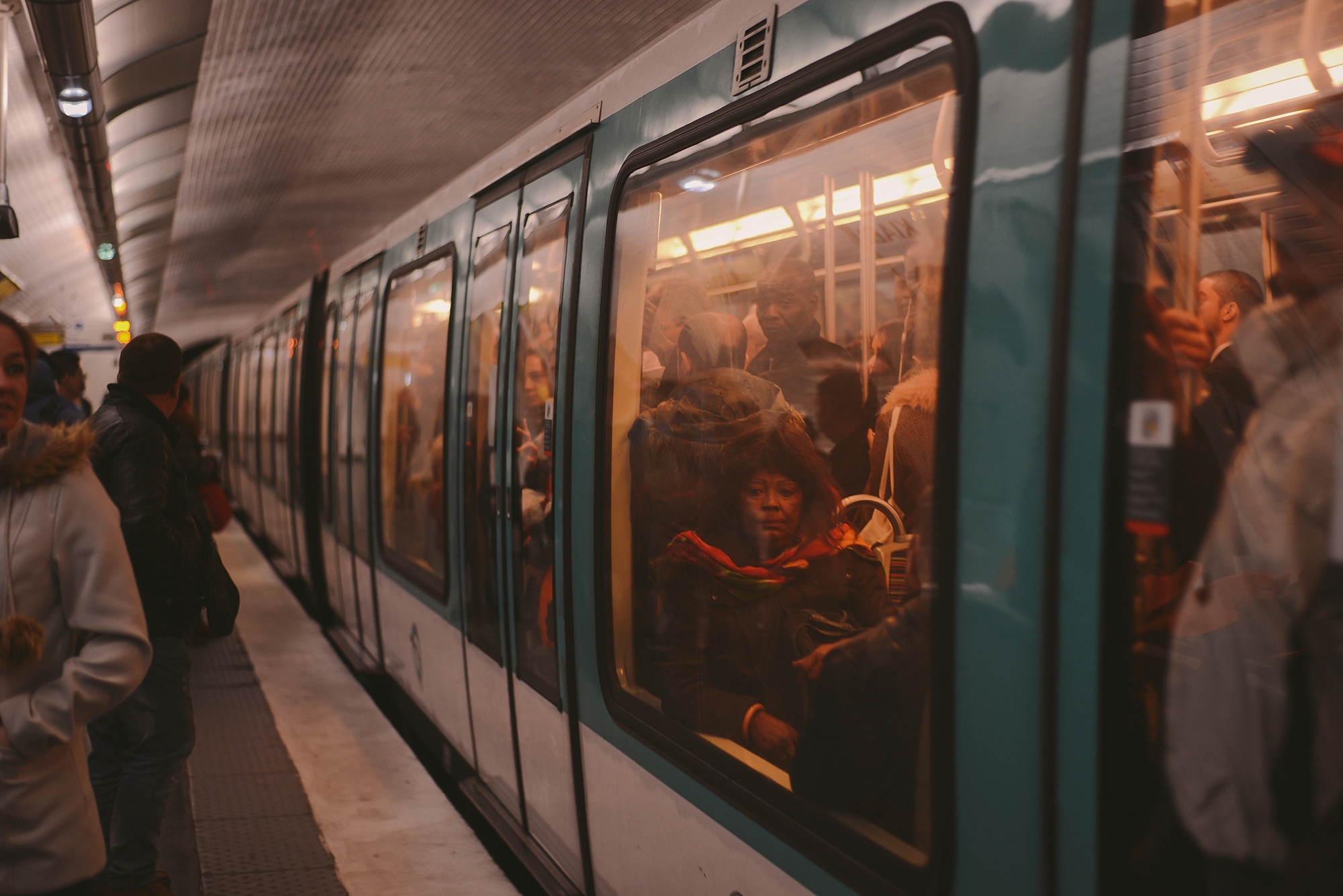 woman in paris metro_0005.jpg