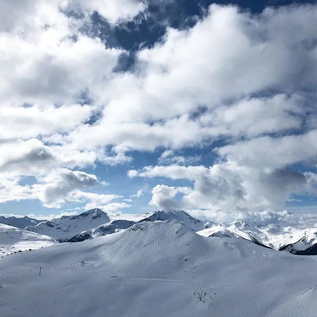🇨🇦 W  H  I  S  T  L  E  R 🇨🇦
#canada #whistler #whistlerblackcomb #travel #vacation #holiday #weekendgetaway #skiing #masterofthesurface @whistlerblackcomb