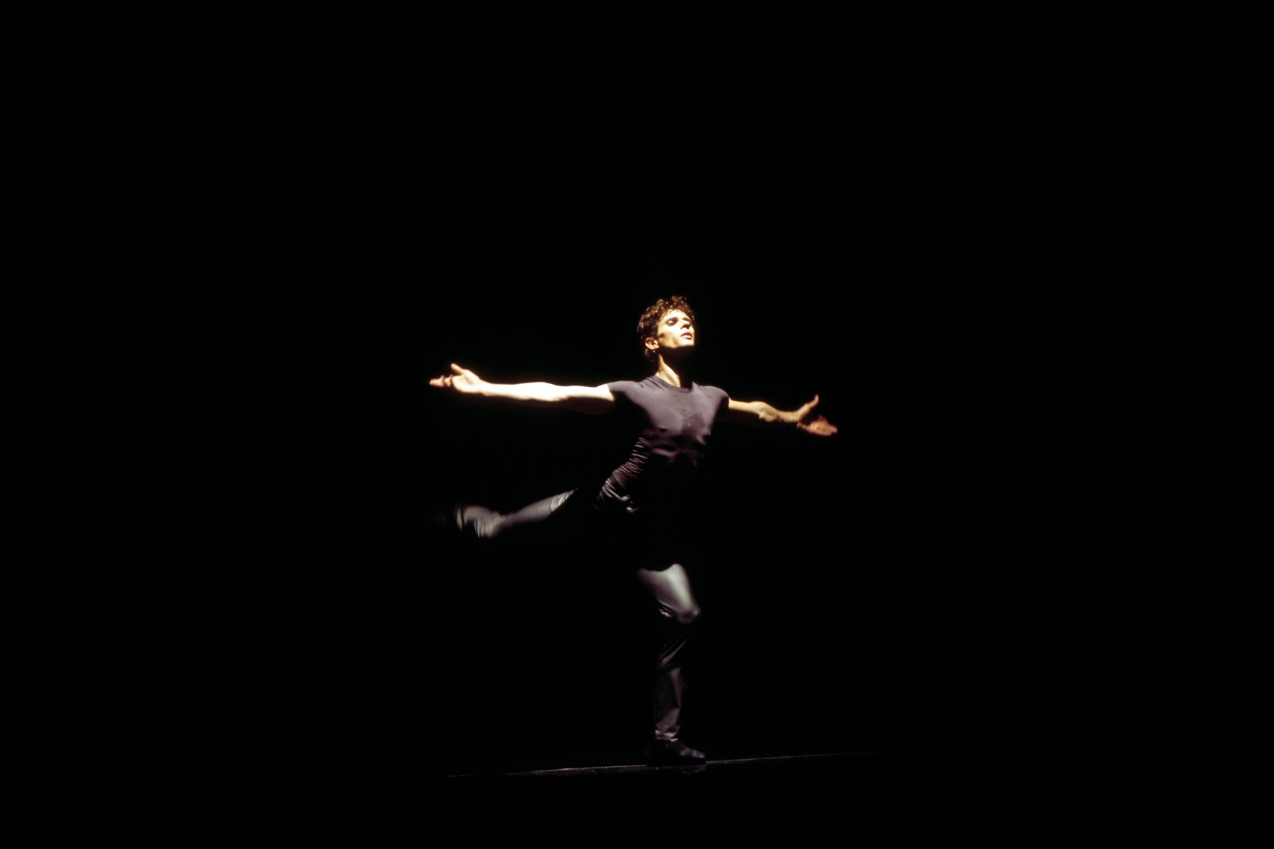 le-chaconne-for-piano-and-two-dancers-yuri-possokhov-chest_1000.png