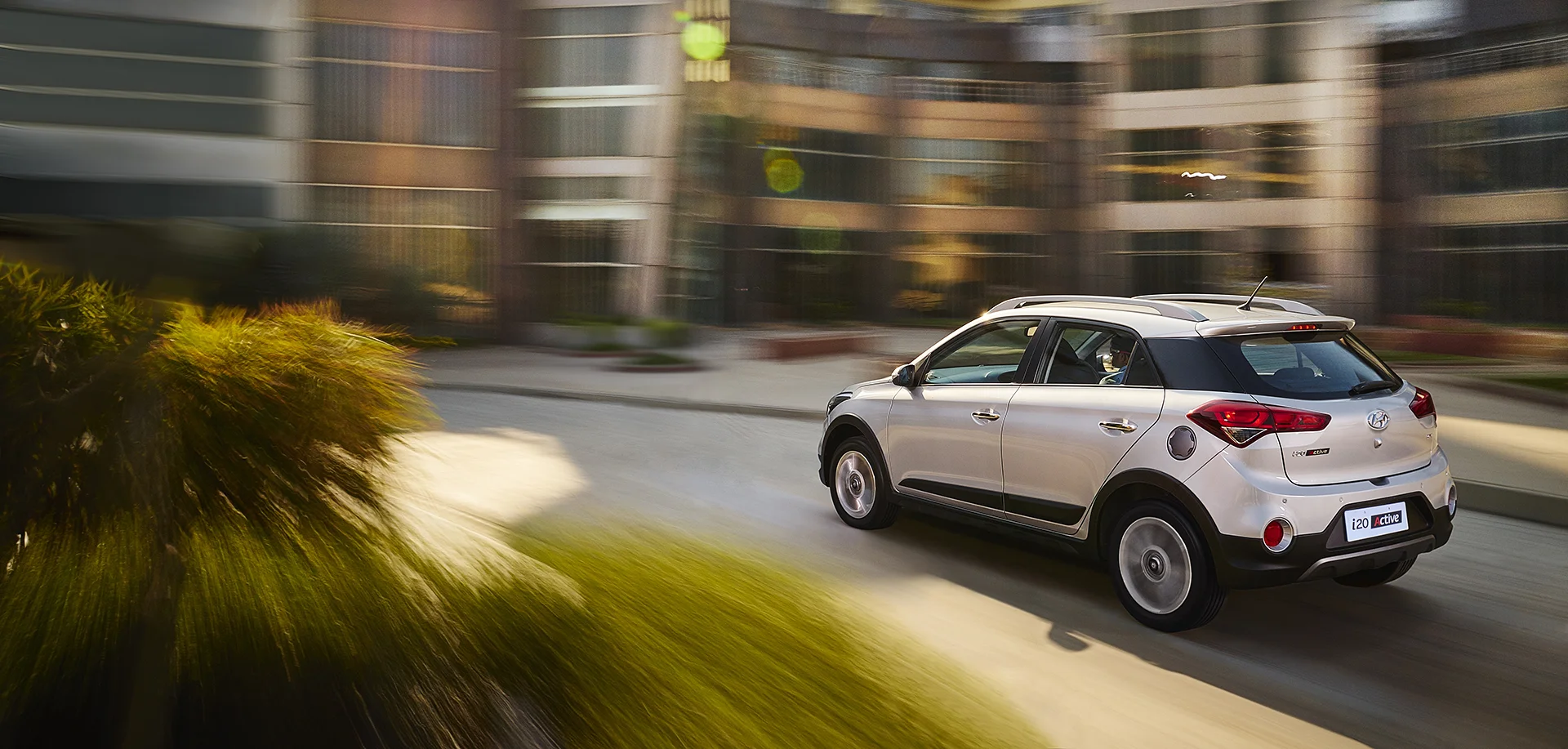 Hyundai i20 Active Silver in Motion