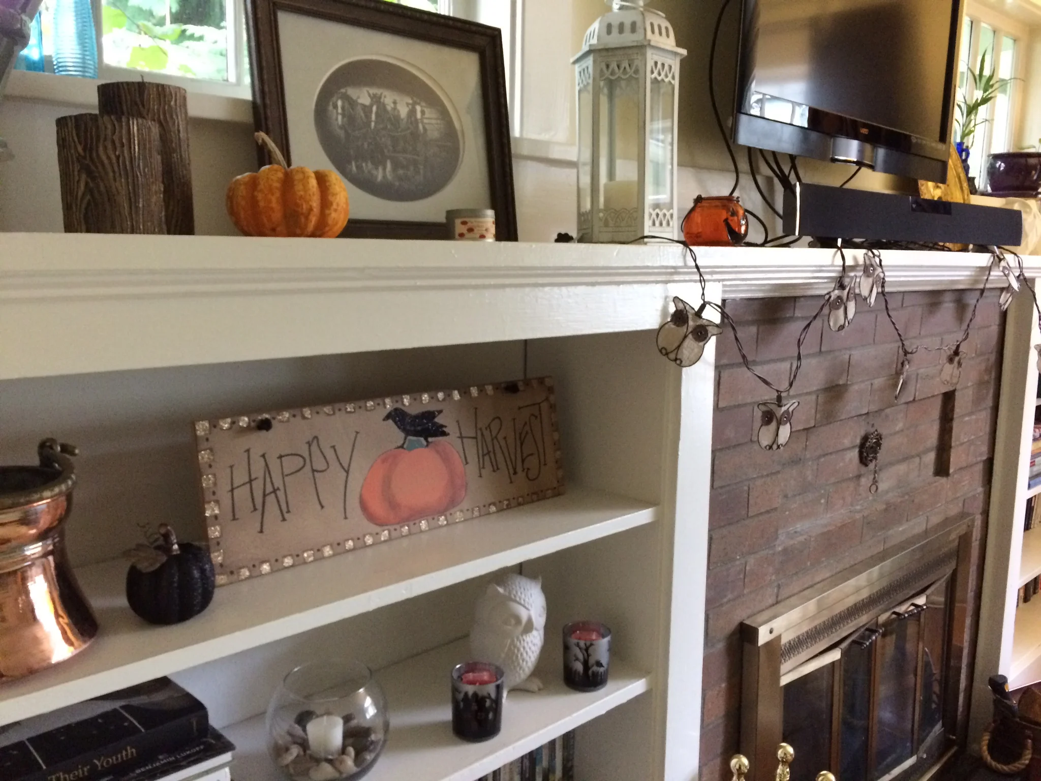 The addition of a glittery black pumpkin, a Jack-o-Lantern and two spooky silhouette votives gets my mantle Halloween-ready