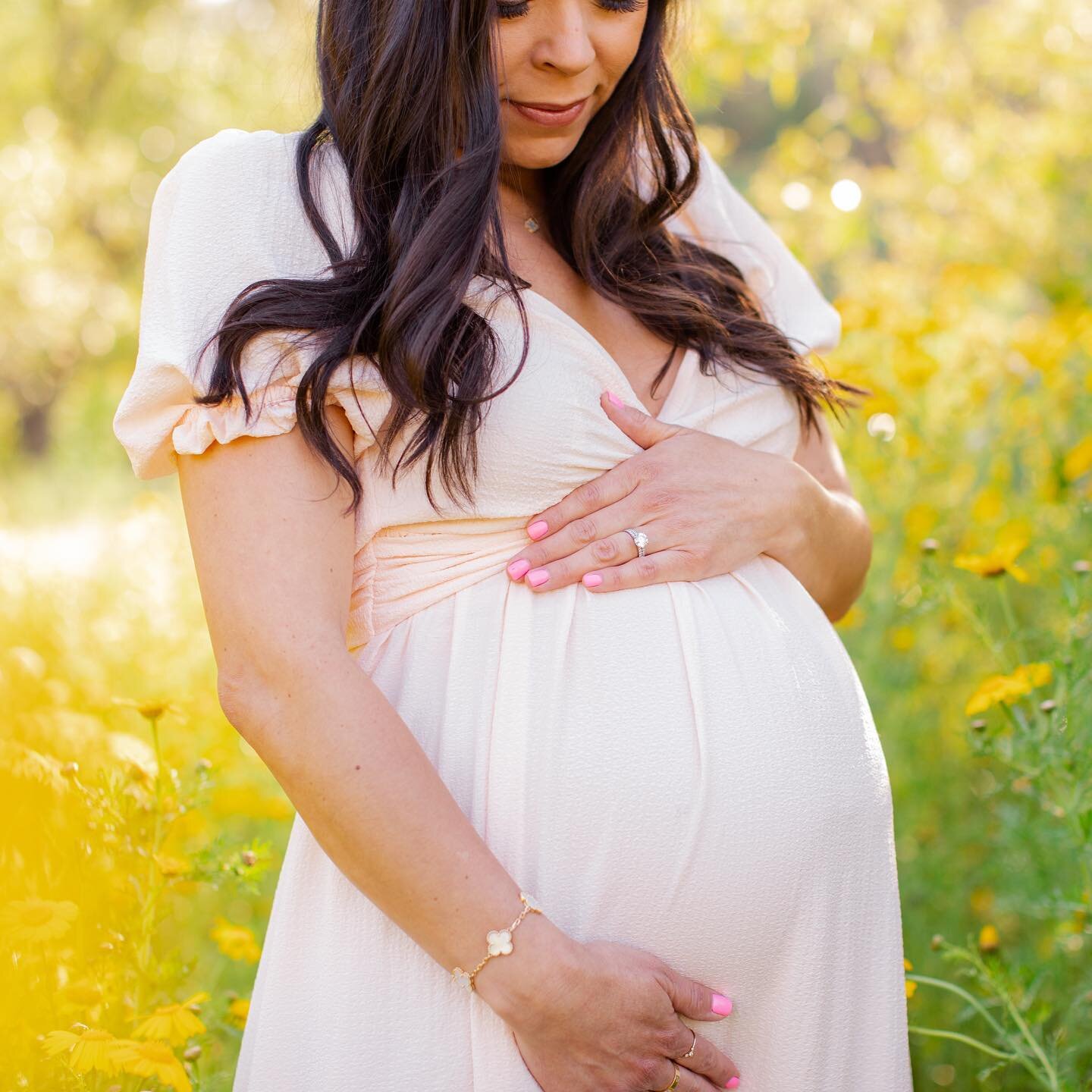 🌼 Pretty Priscilla and bump #3! So excited to meet another sweet Reyes baby!