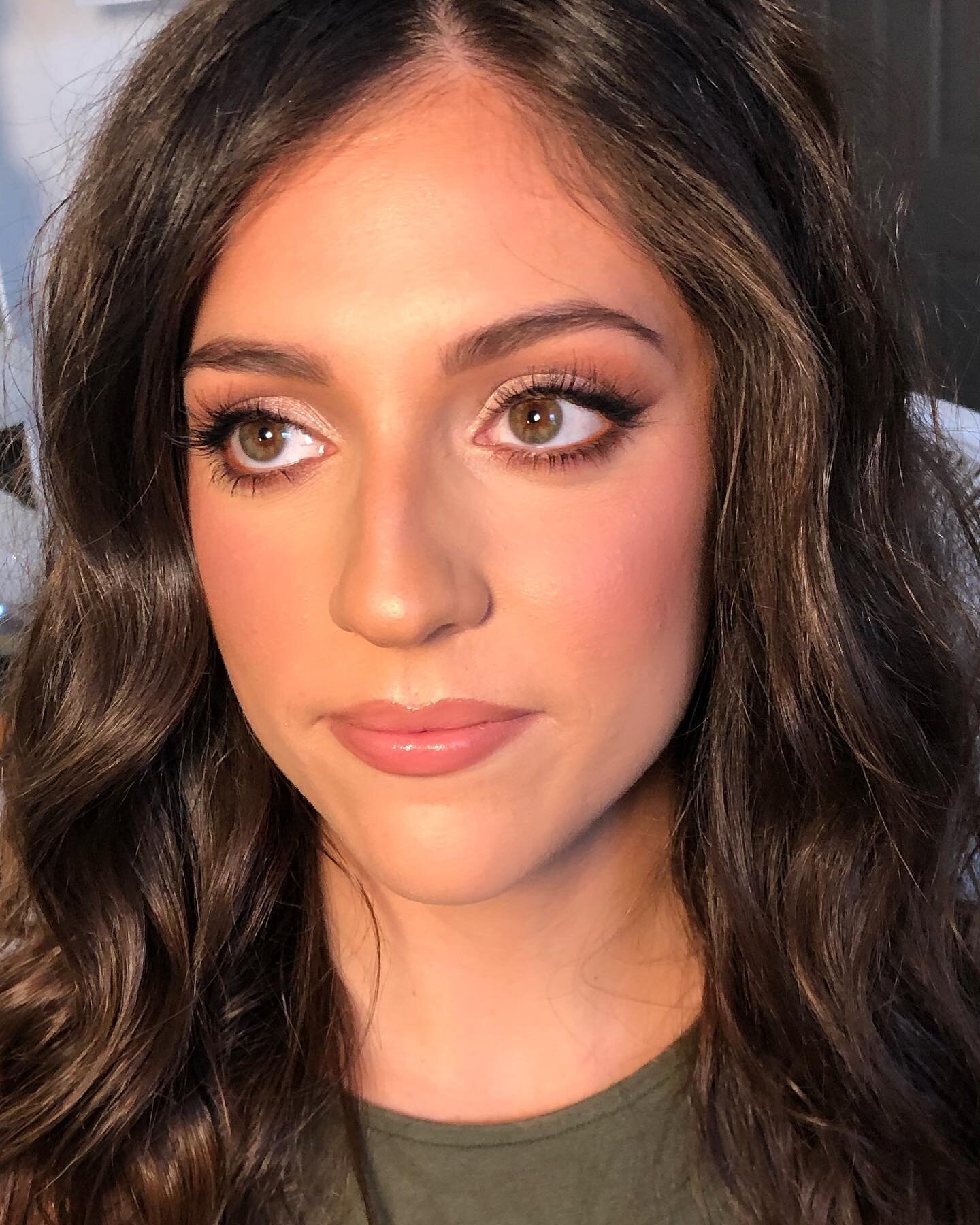 This client asked for a softer/less glam look. I had just watched the last tutorial that @emmachenartistry put on her Instagram the night before so I saw it as the perfect opportunity to try it out on my client. I think it turned out pretty good! (An